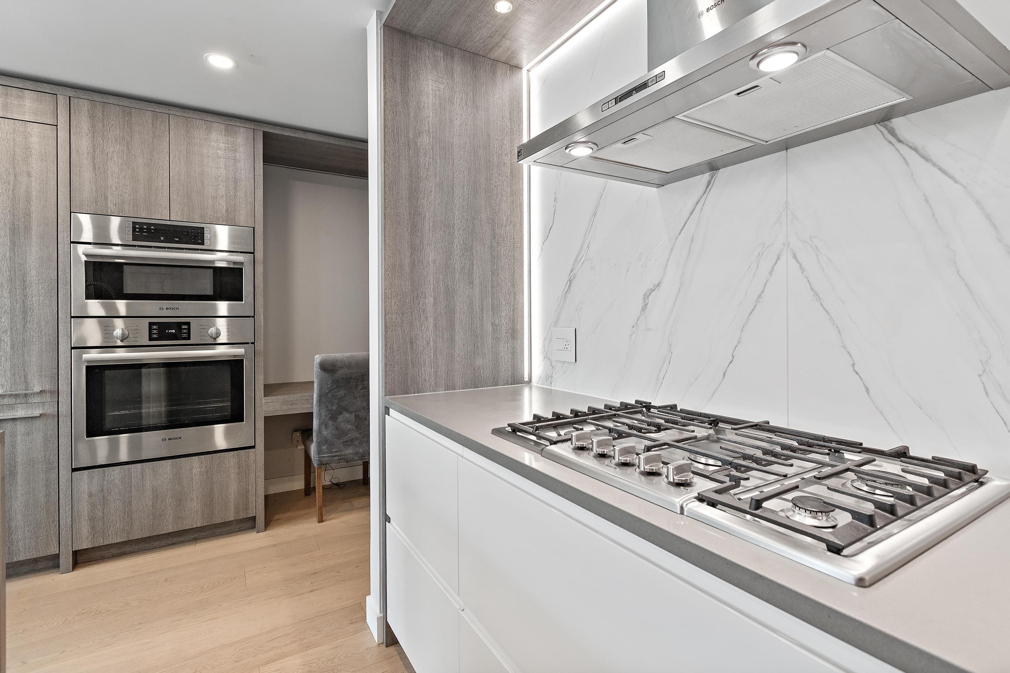 #601 1441 JOHNSTON ROAD - 10