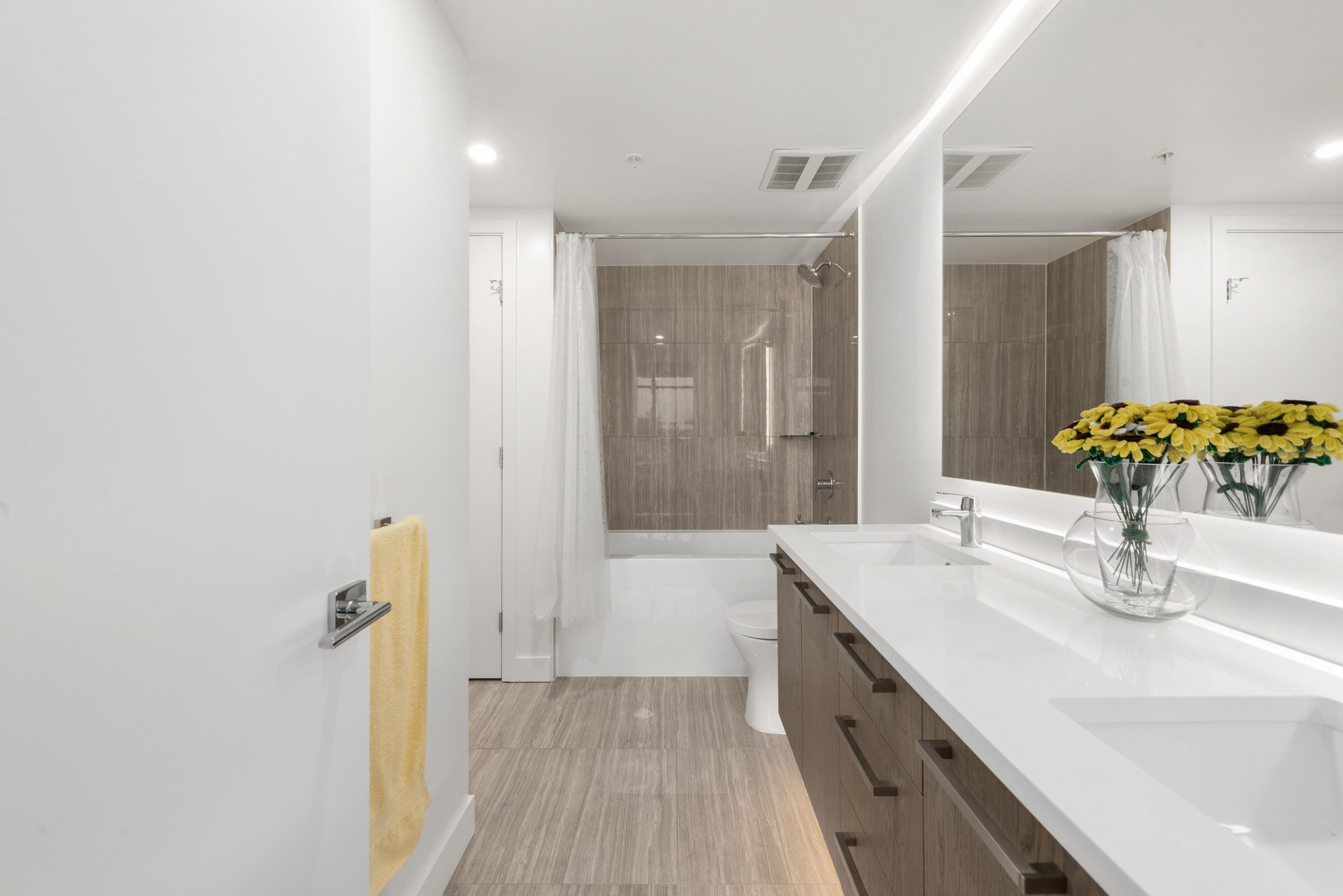 #403 1588 JOHNSTON ROAD - 19