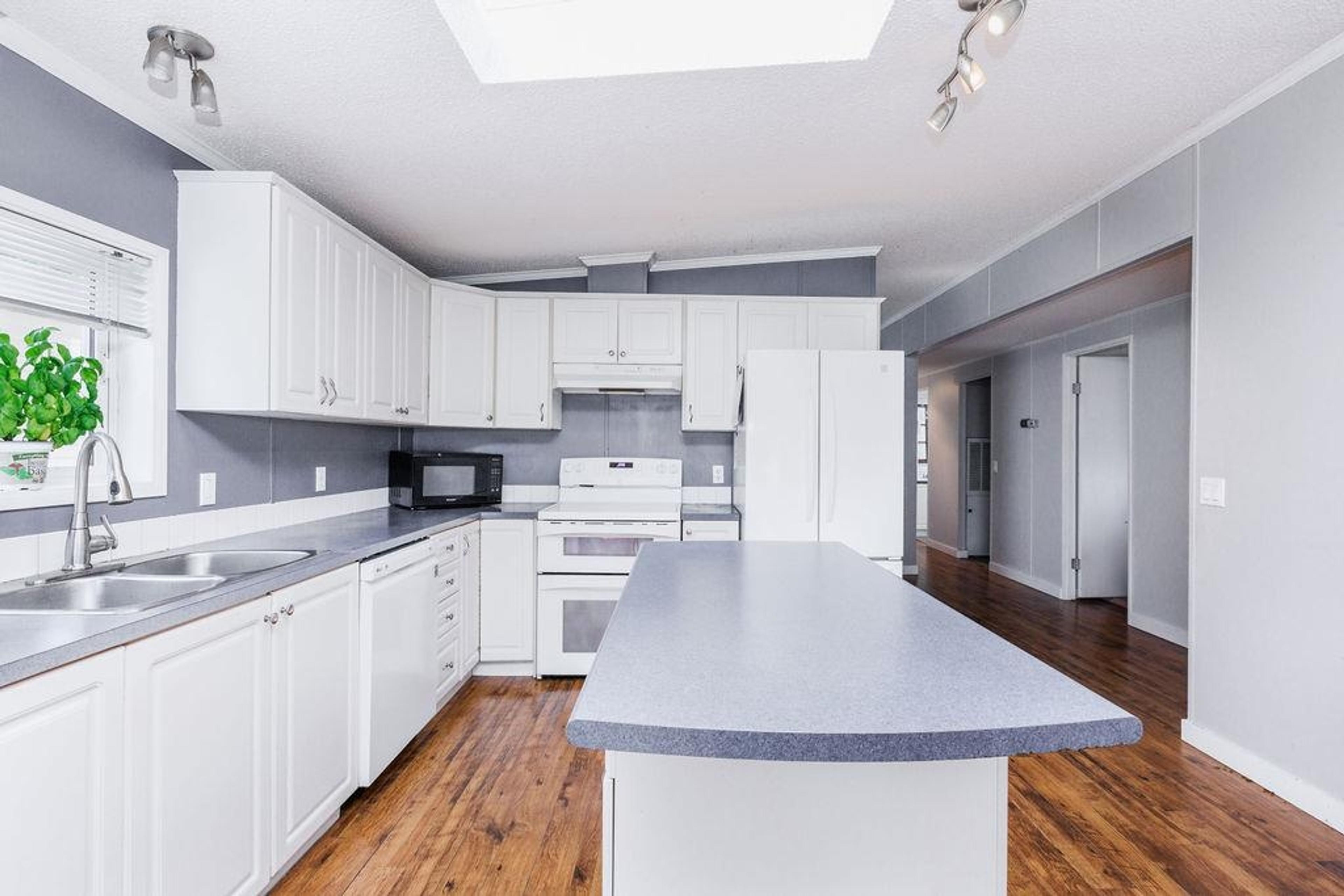 760 HILLCREST ROAD - 7