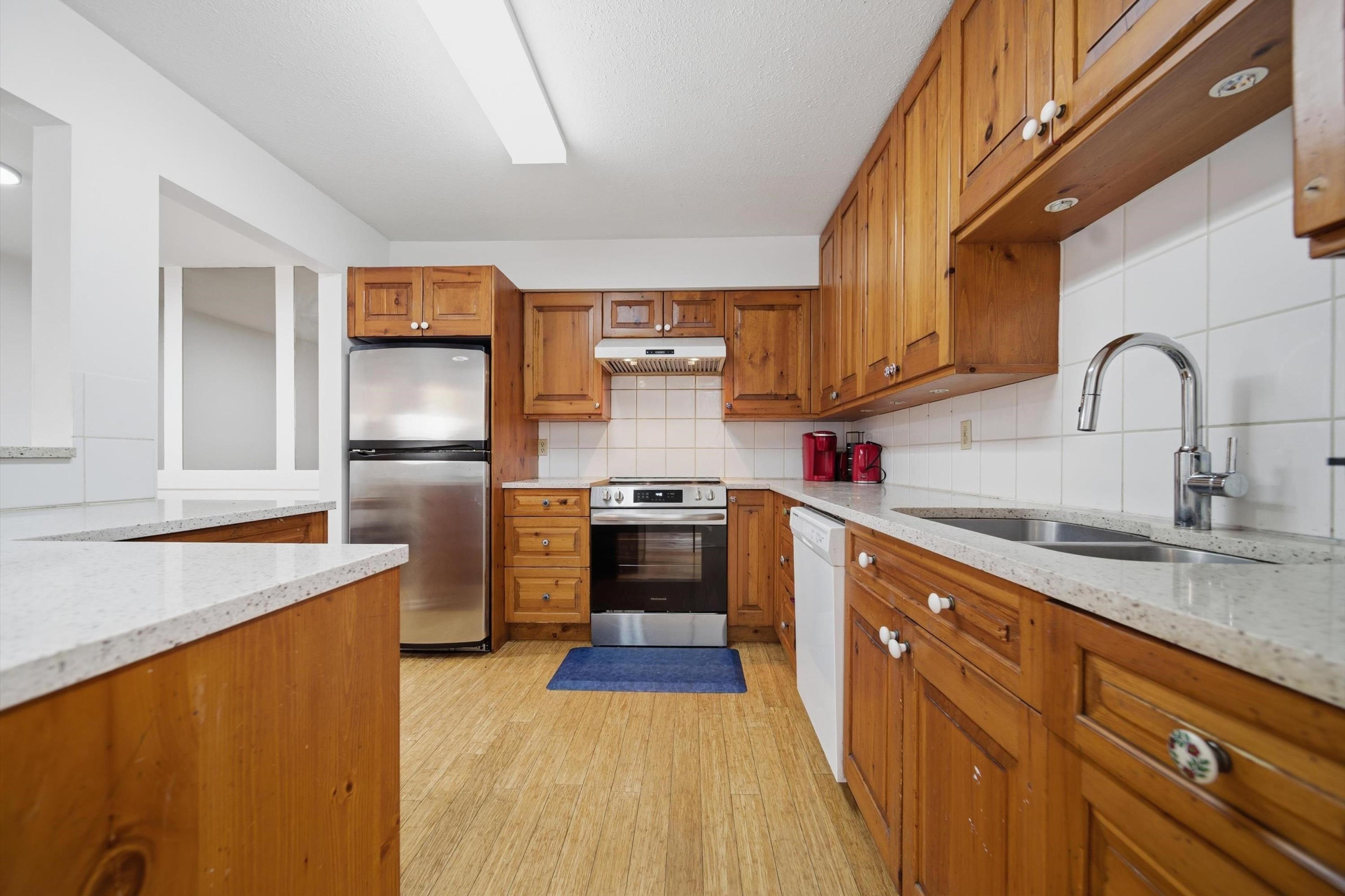 #104 15290 THRIFT AVENUE - 21