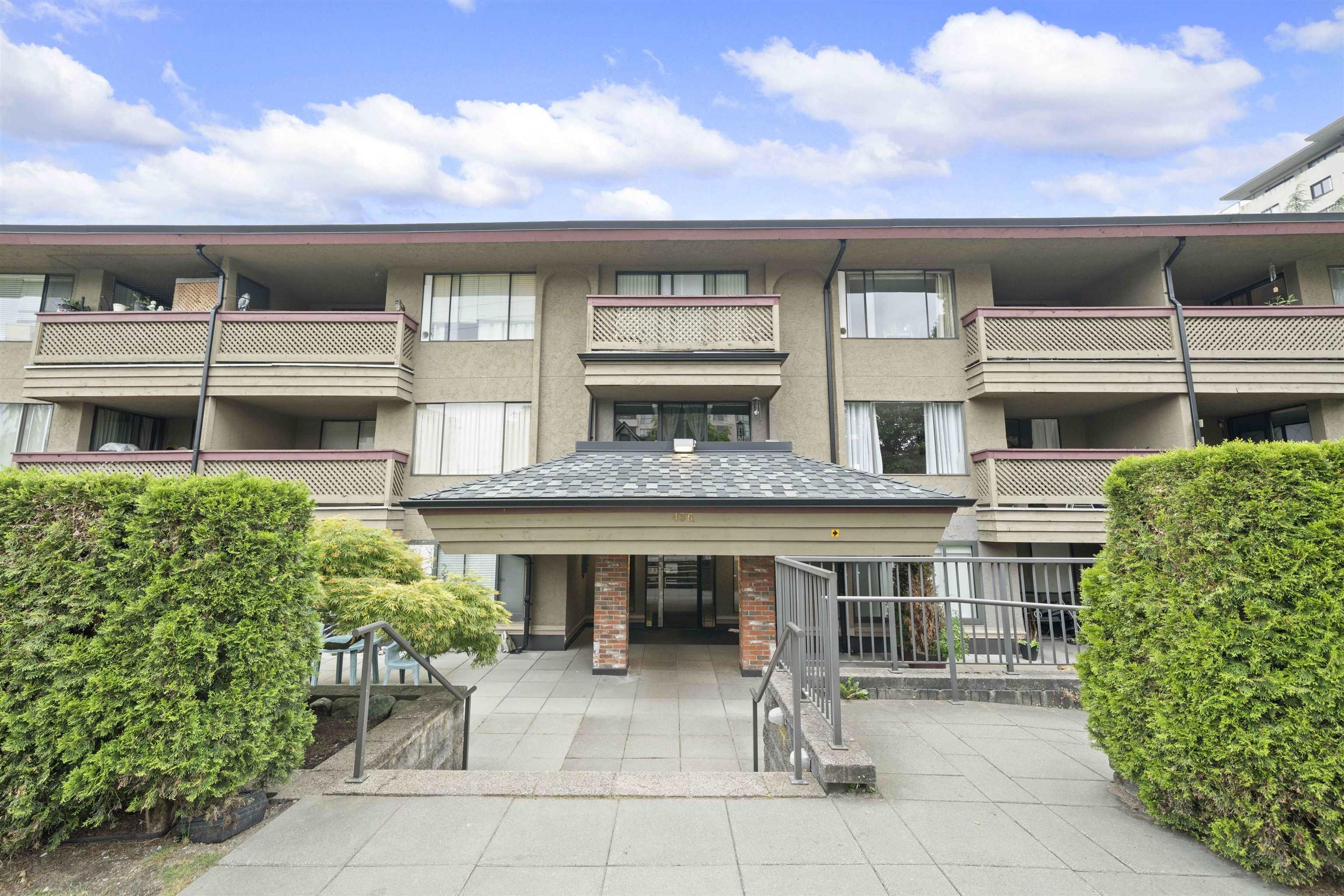 436 Seventh Street, New Westminster - Exteriors - Photo 2