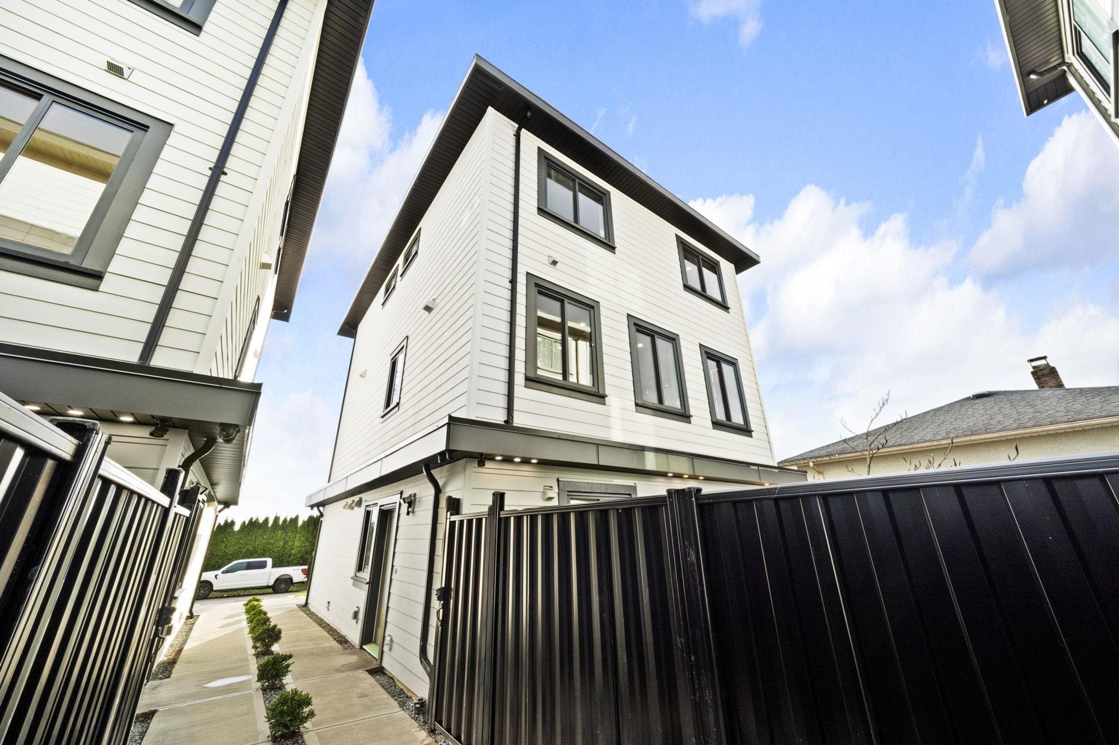 #2 3881 HURST STREET - 5