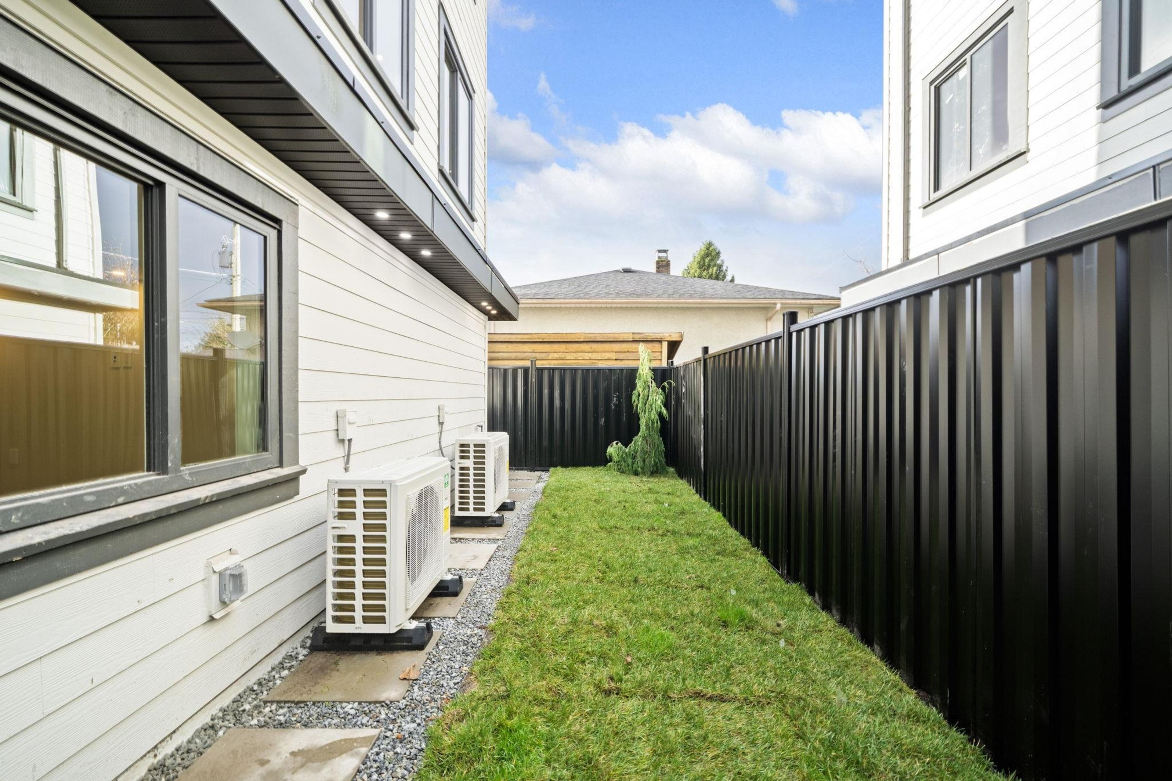 #2 3881 HURST STREET - 37