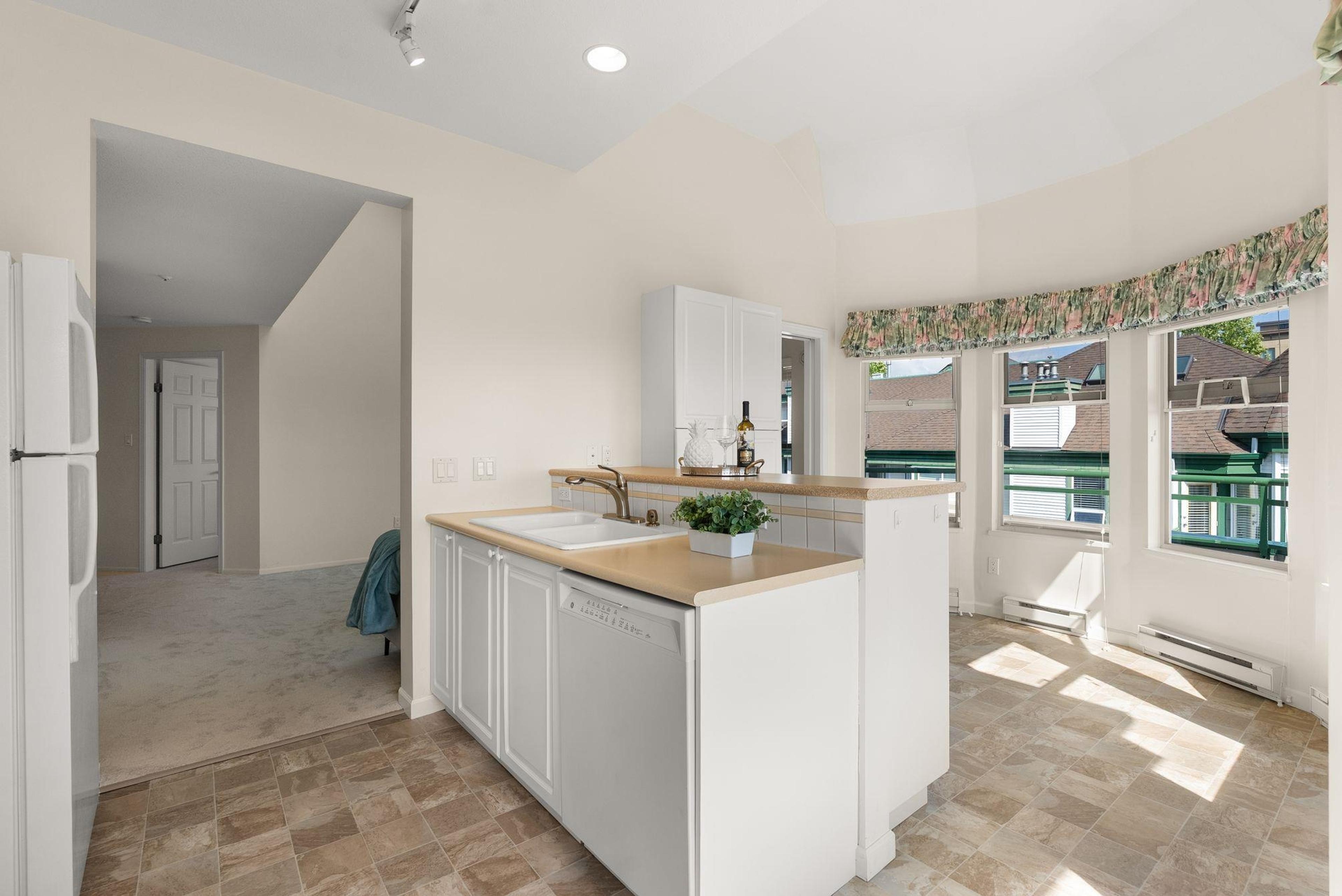 #404 1576 MERKLIN STREET - 22