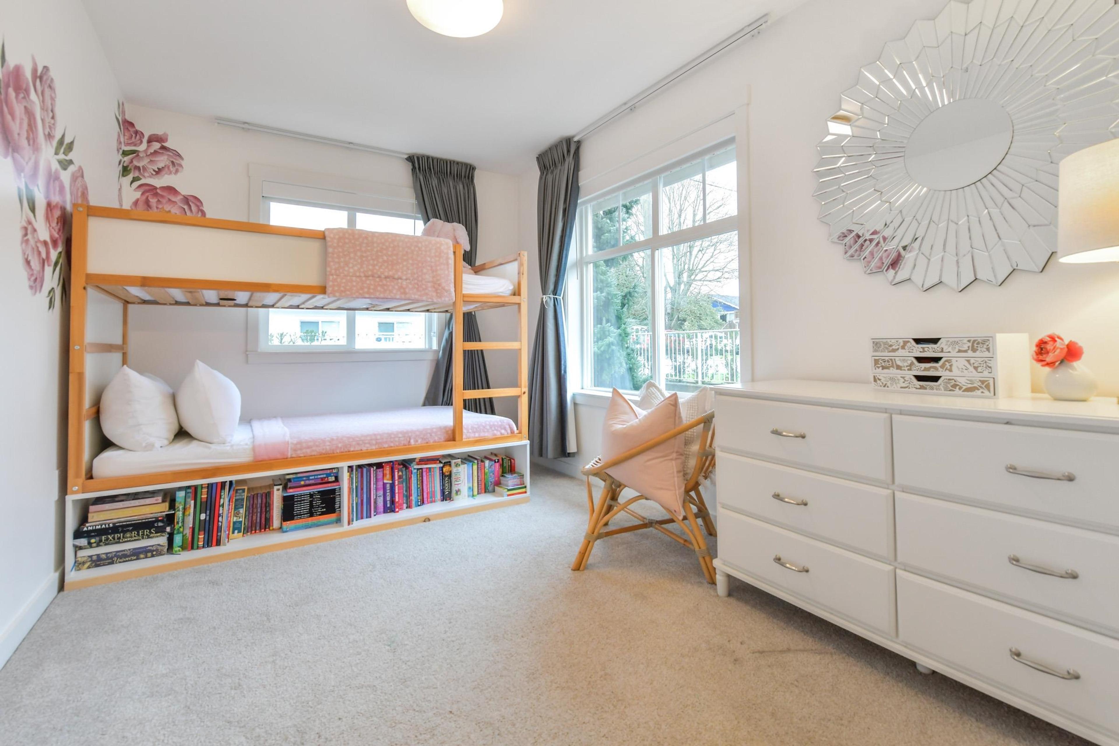 #203 15621 MARINE DRIVE - 16