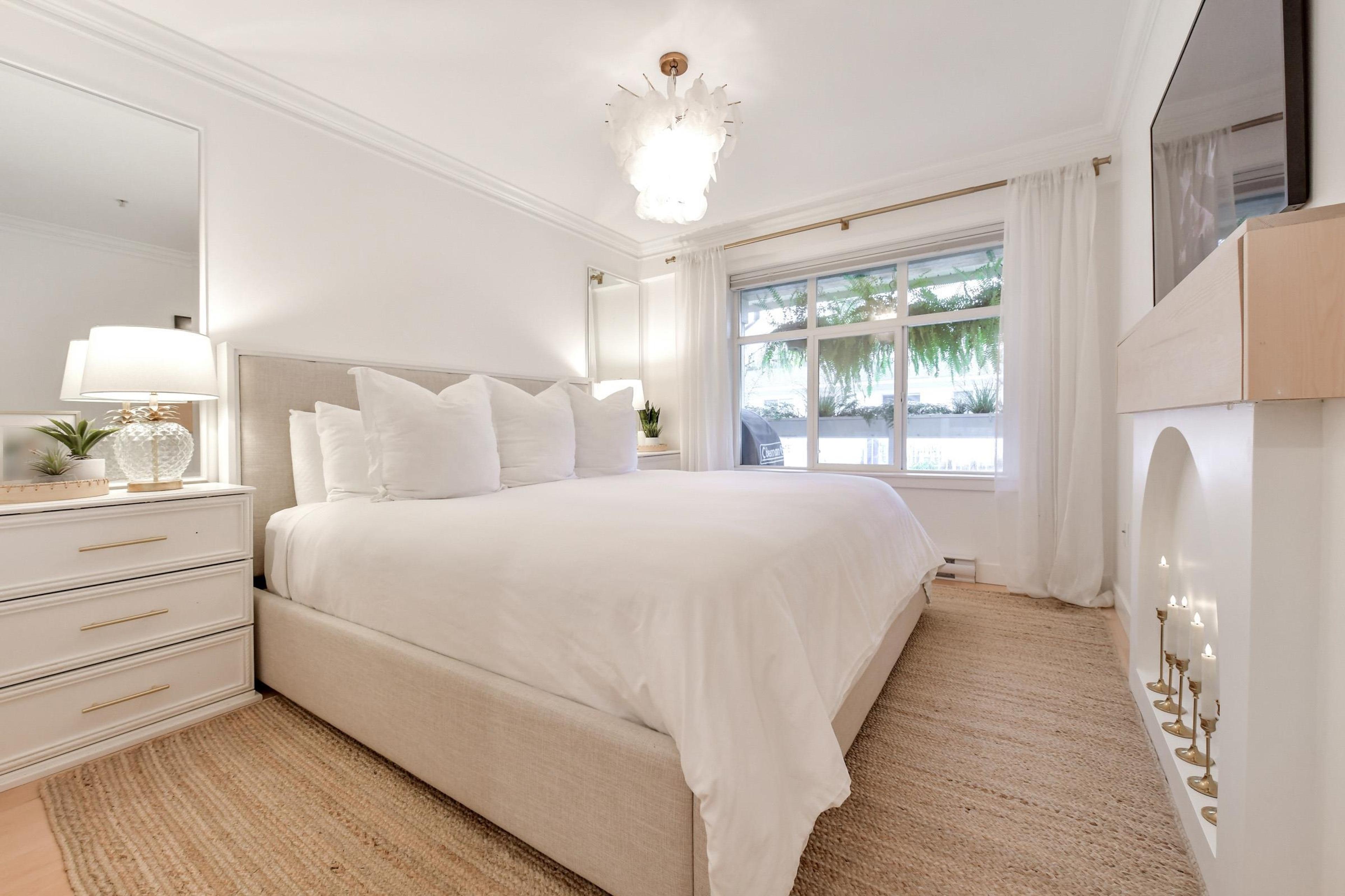 #203 15621 MARINE DRIVE - 11