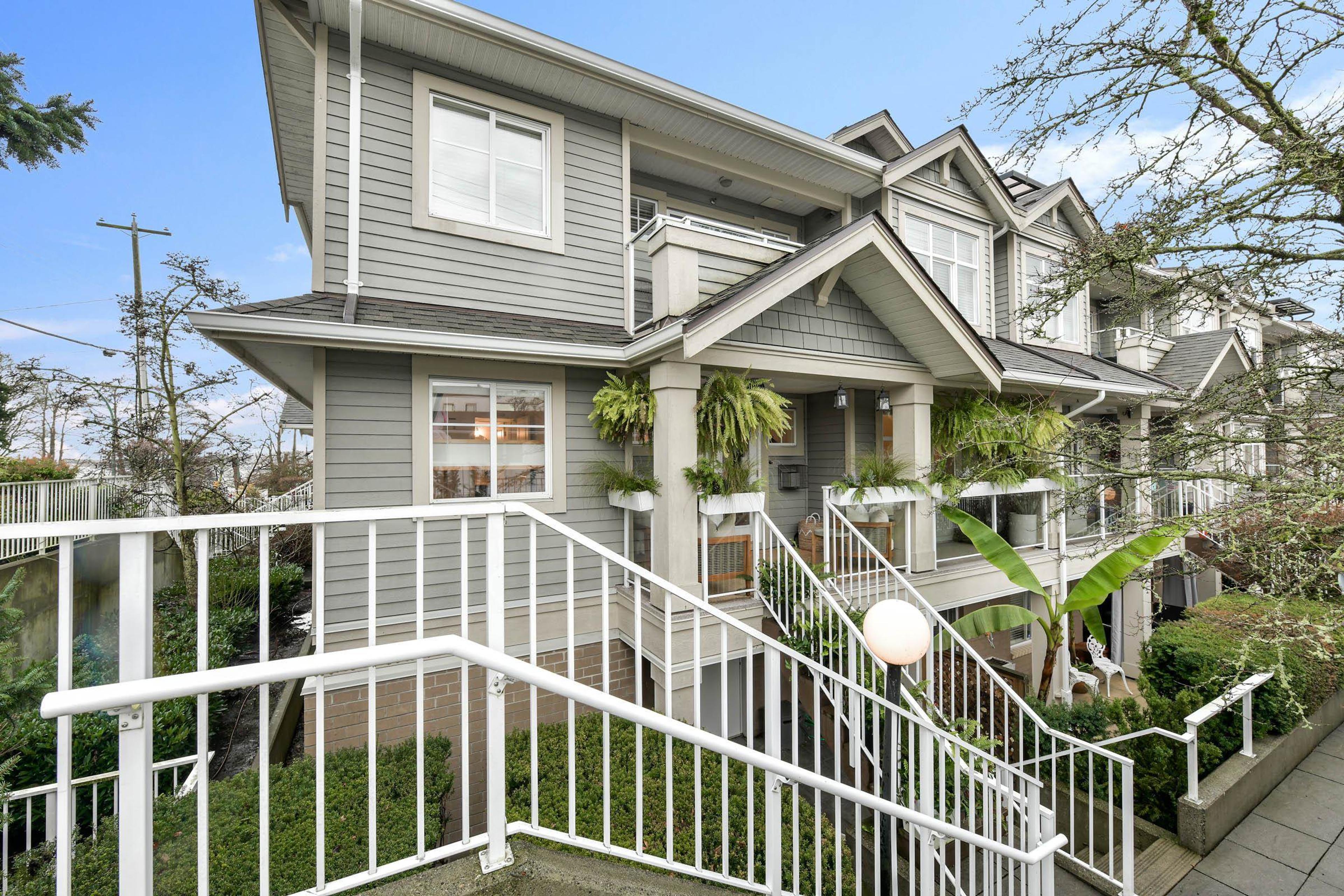 #203 15621 MARINE DRIVE - 21