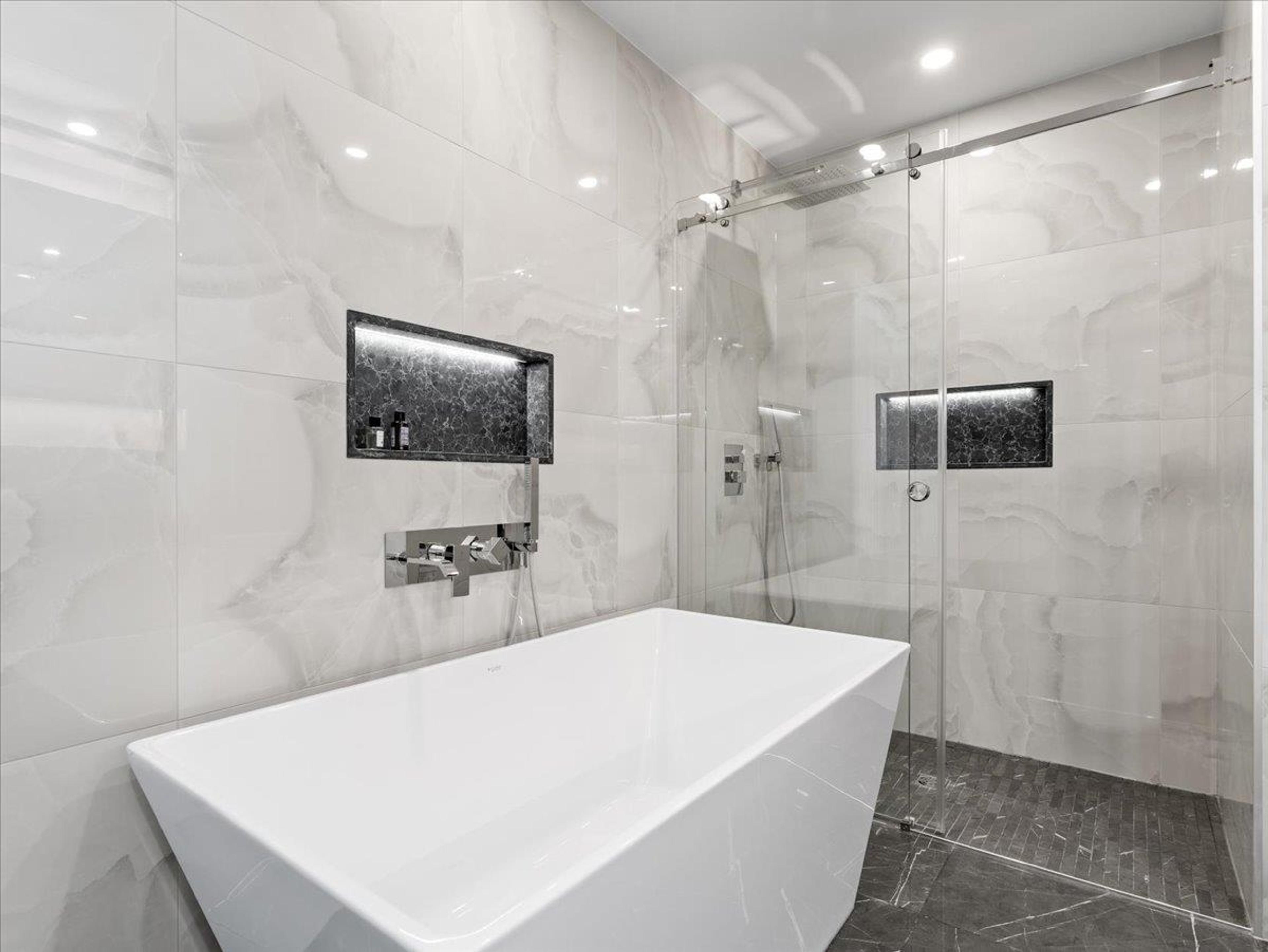 #705 1342 JOHNSTON ROAD - 17