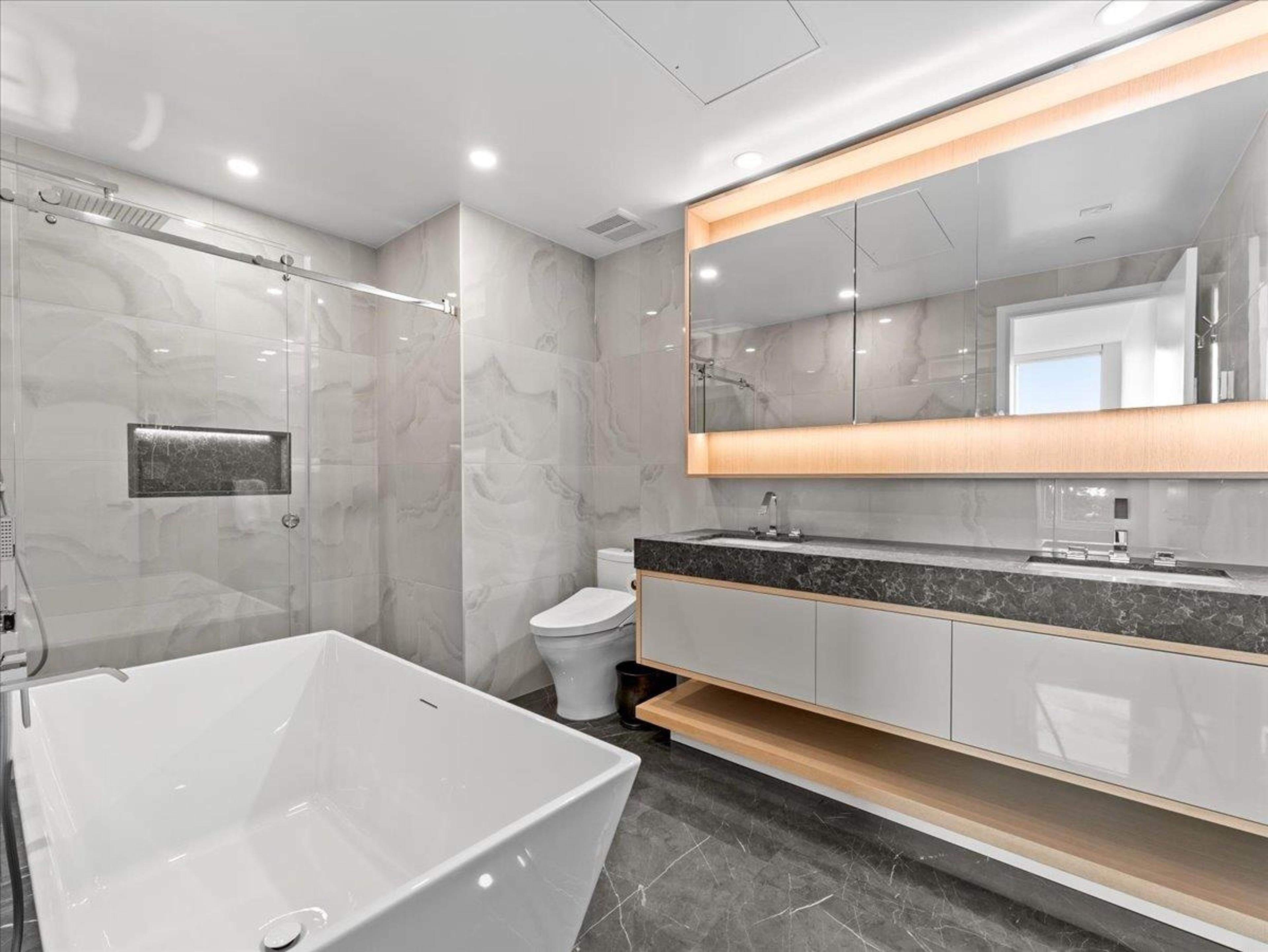 #705 1342 JOHNSTON ROAD - 16