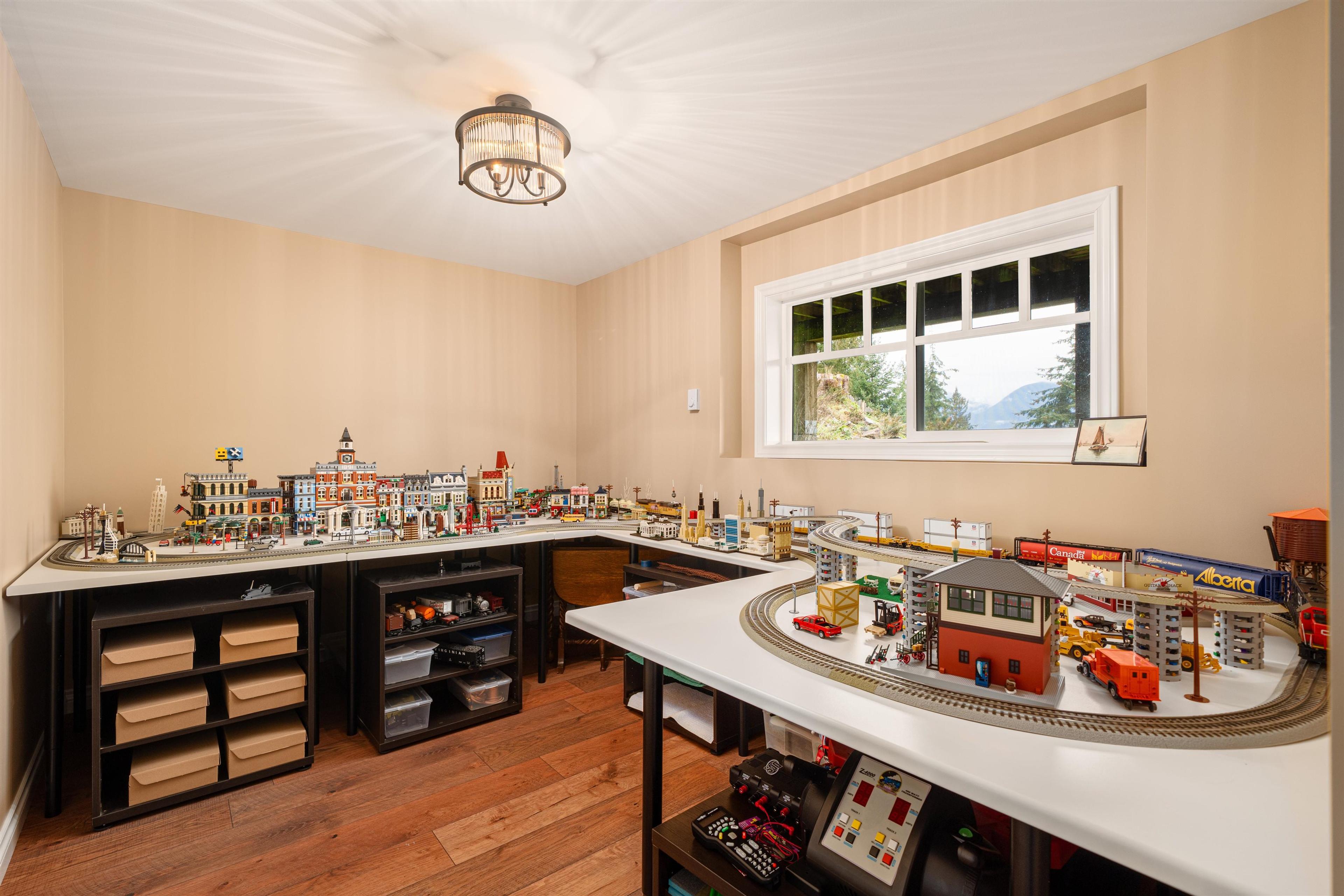 947 VILLAGE DRIVE - 23