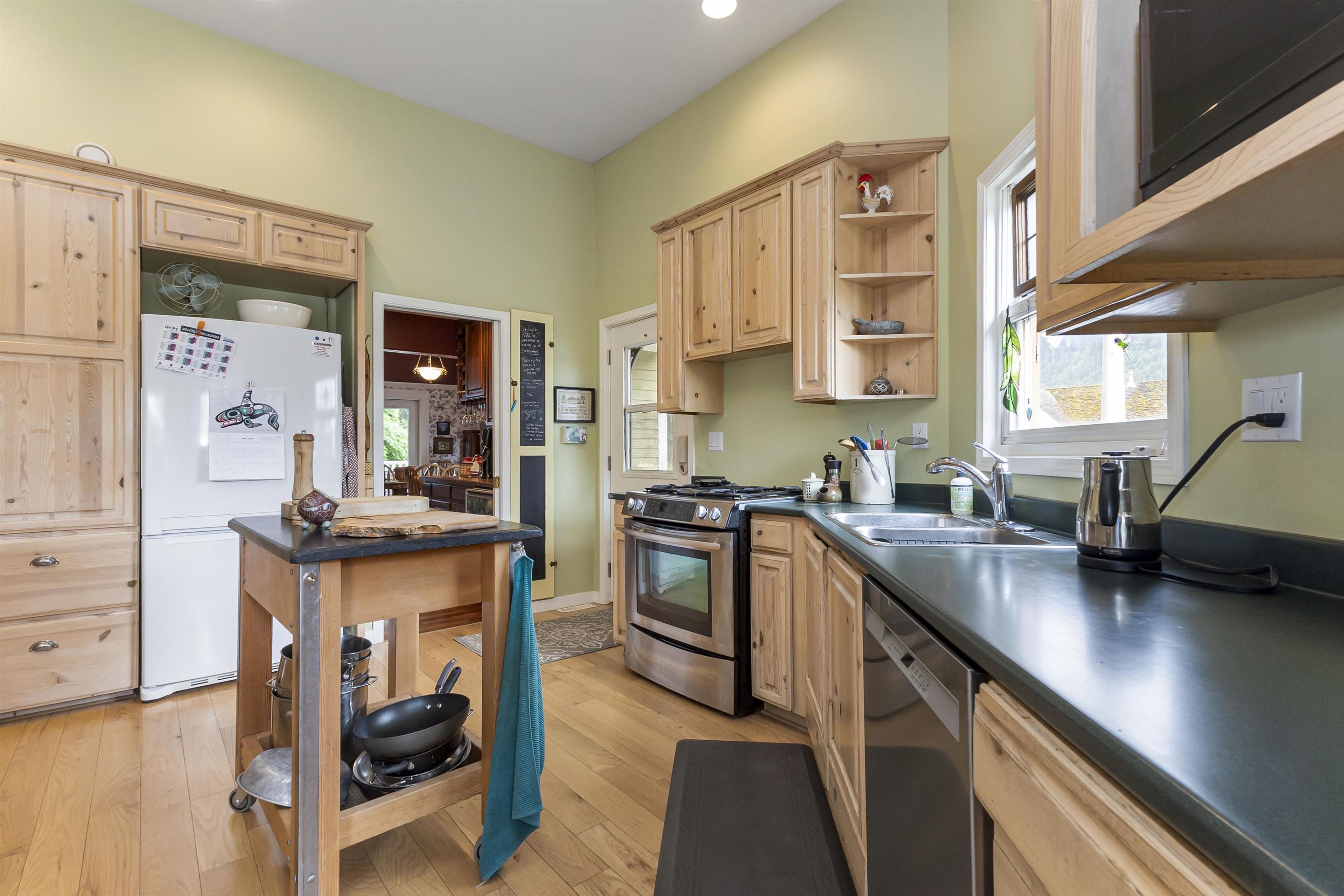 690 FRASER AVENUE - 6