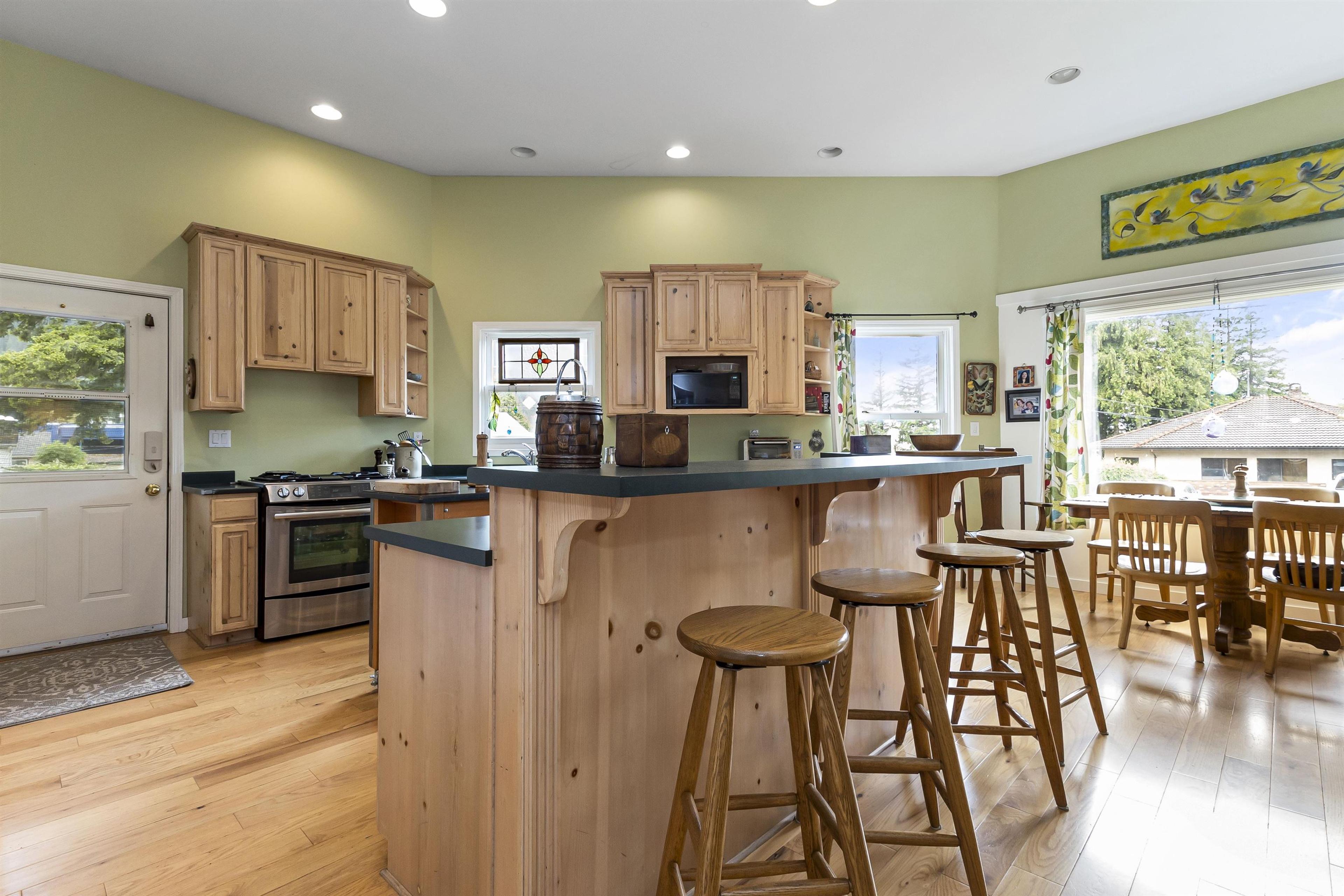 690 FRASER AVENUE - 8