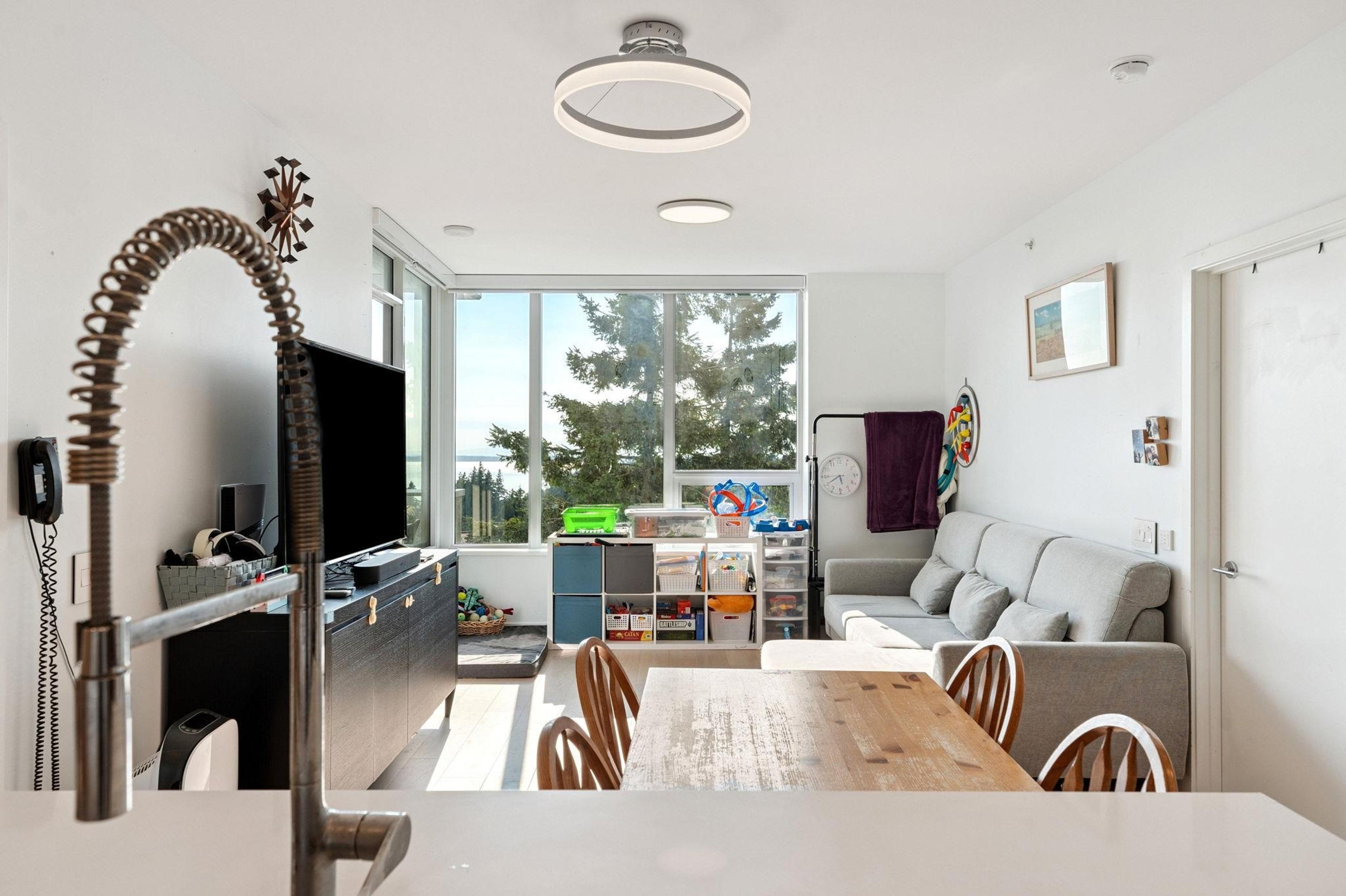 #901 15165 THRIFT AVENUE - 17