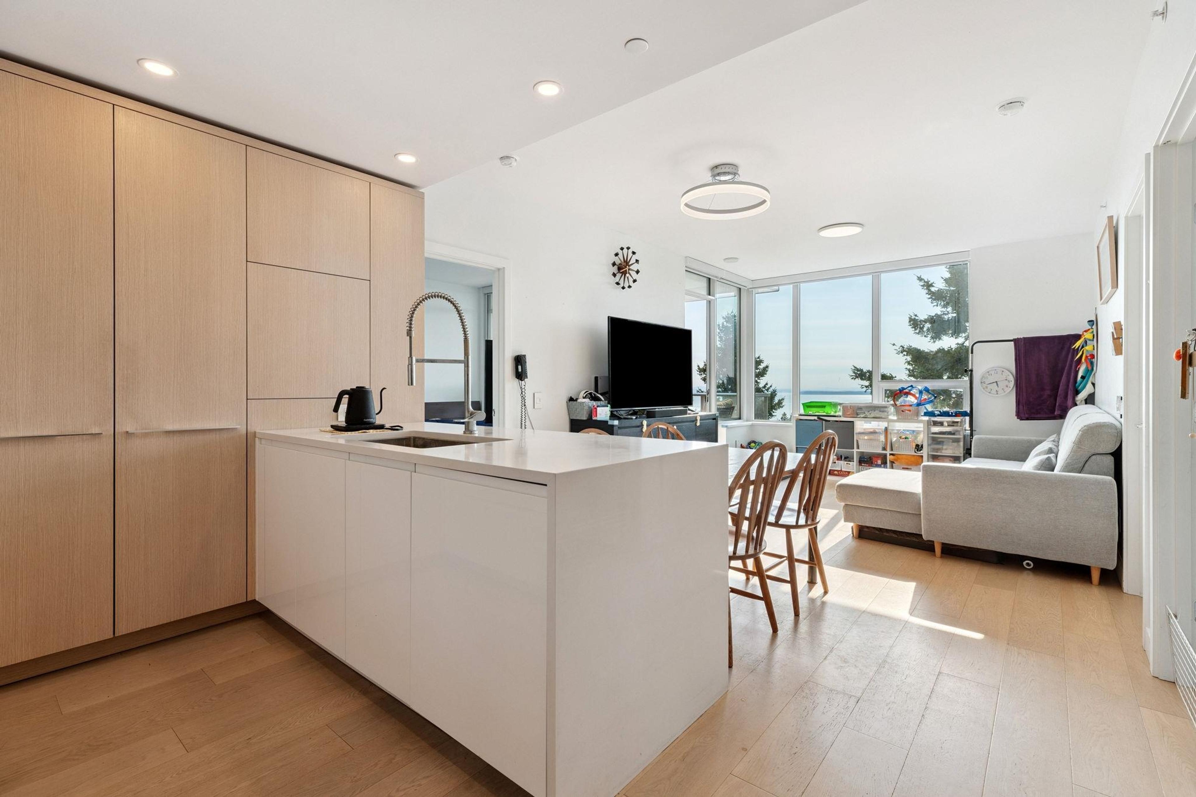 #901 15165 THRIFT AVENUE - 18