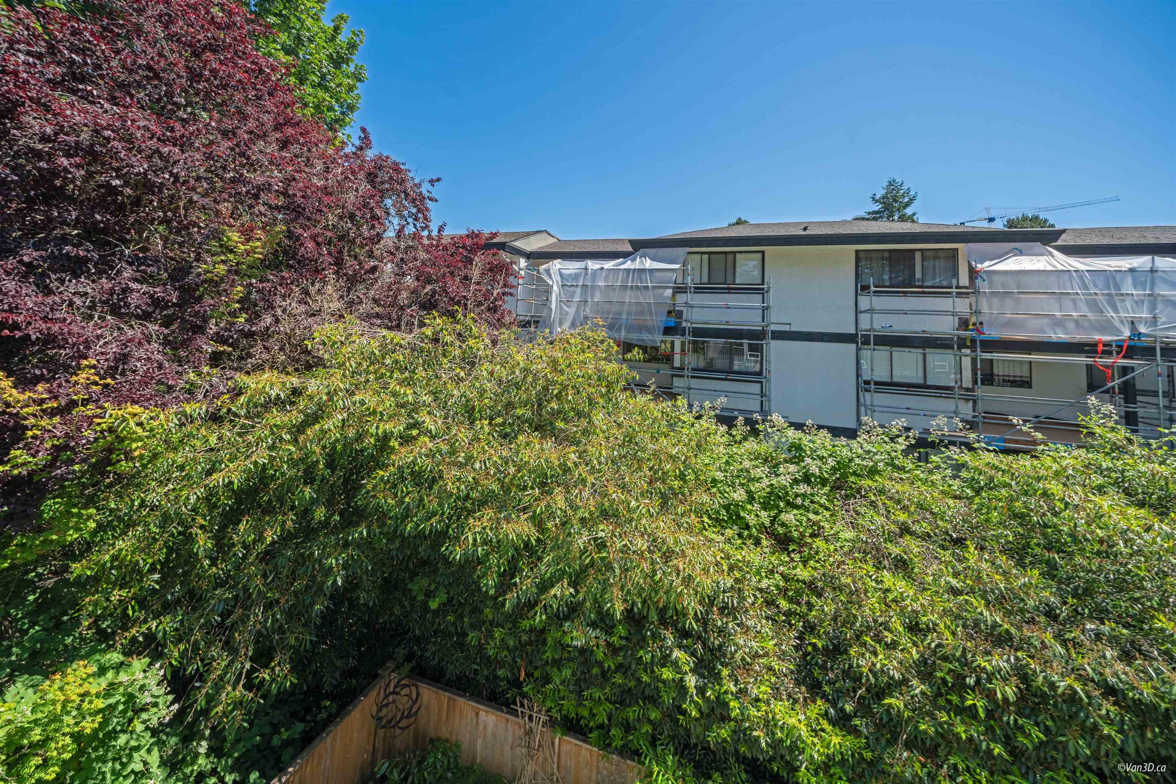 #3 1552 EVERALL STREET - 32