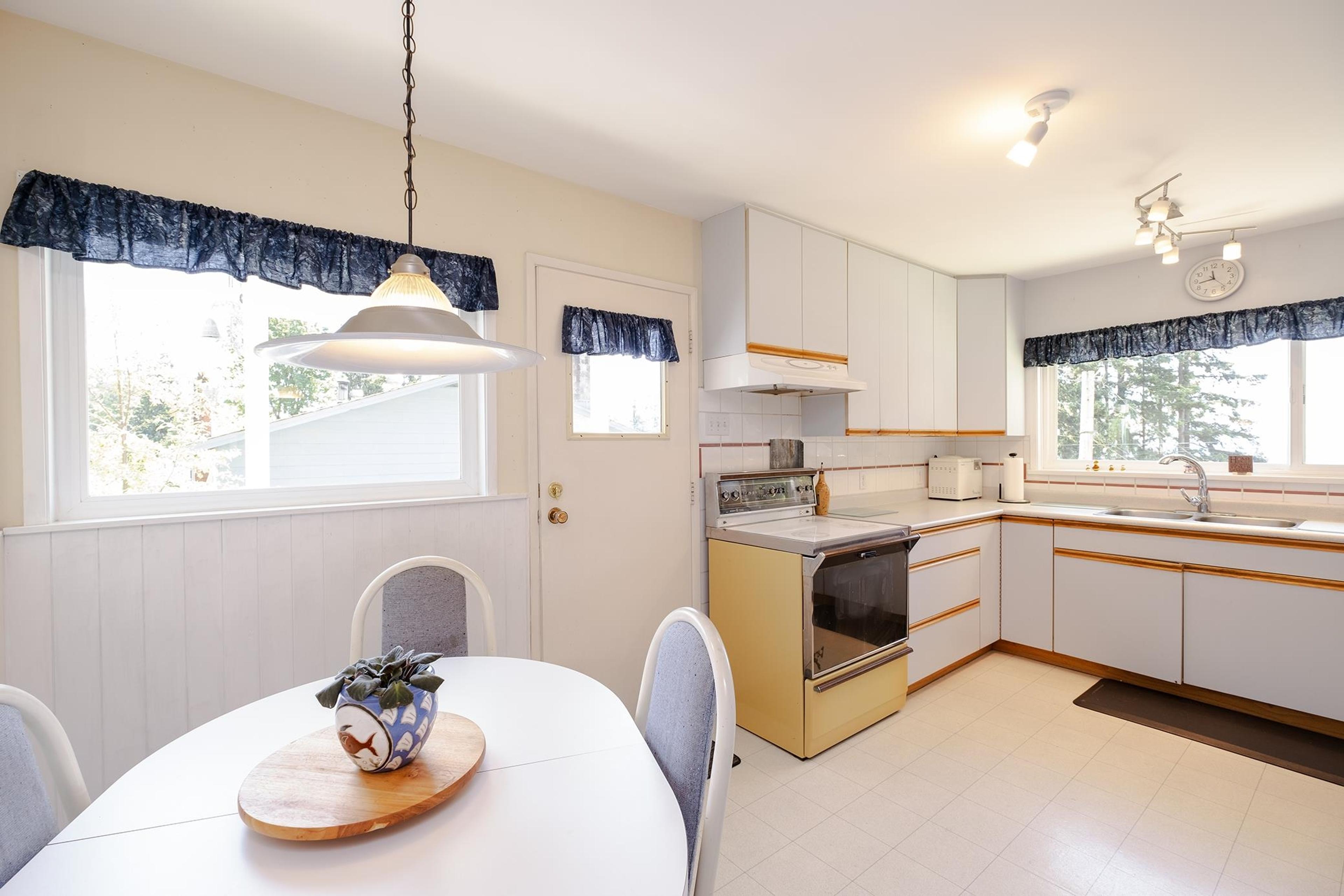 1238 GOWER POINT ROAD - 9