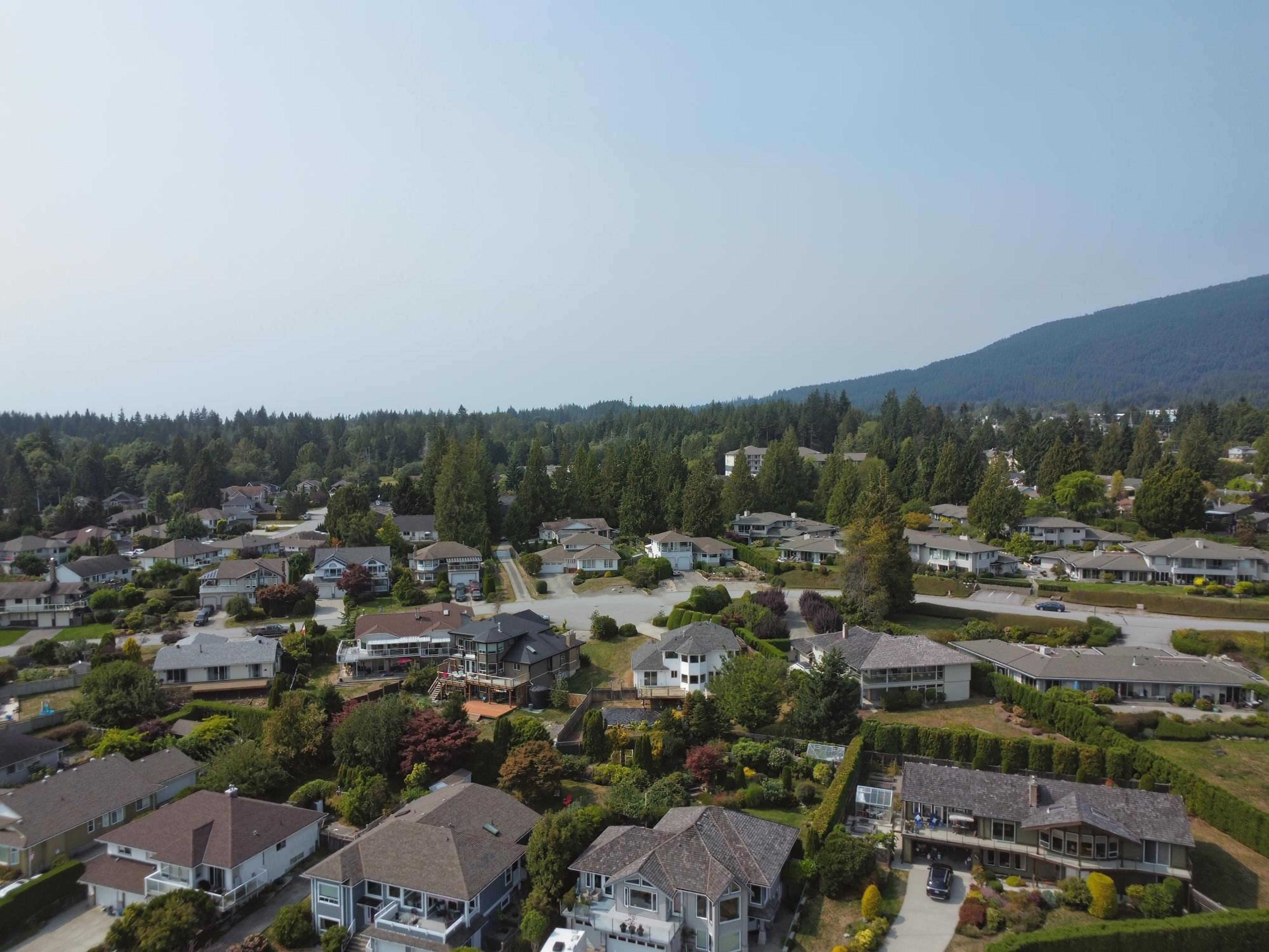 522 EAGLECREST DRIVE - 19