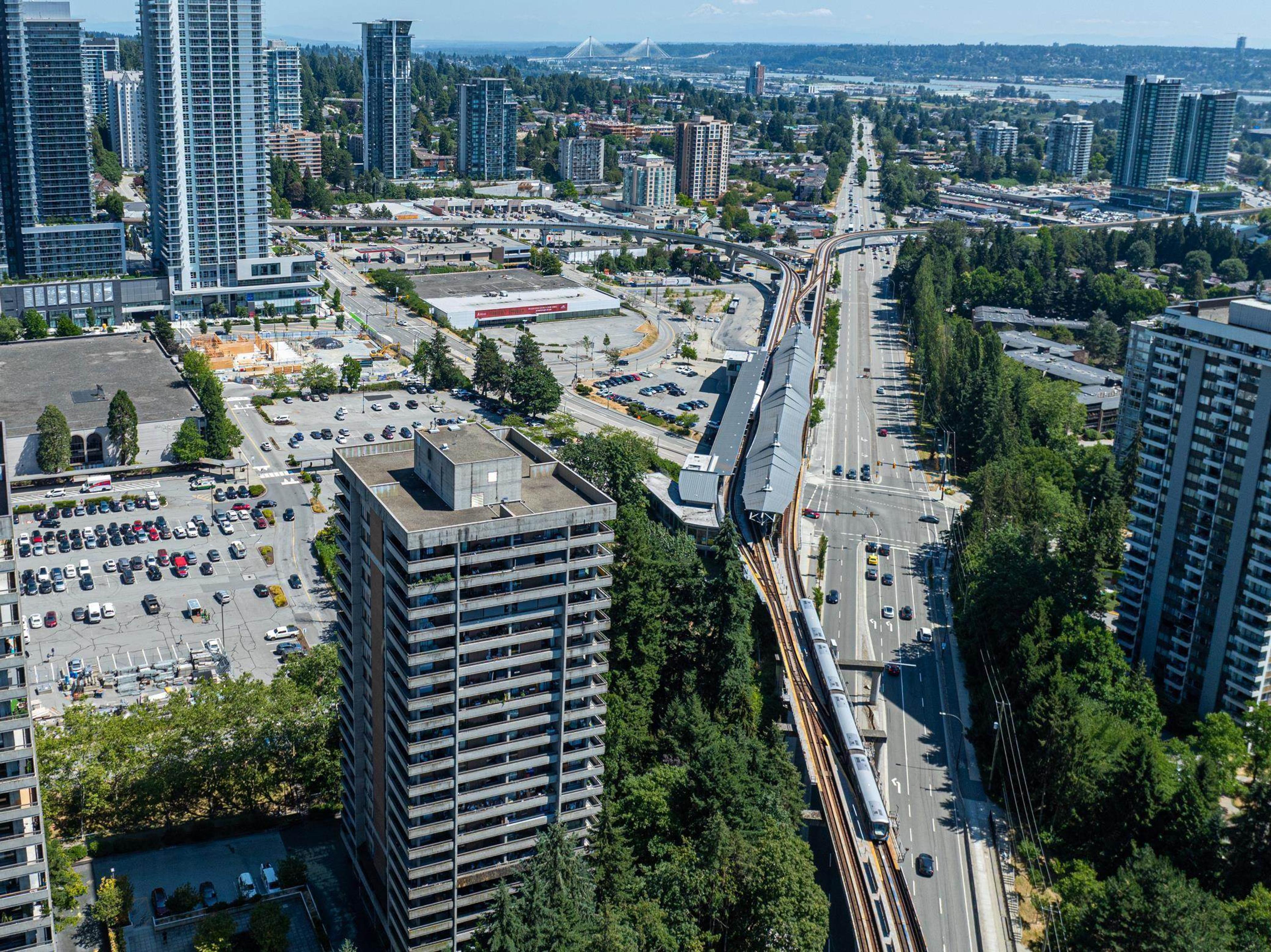 #2206 3771 BARTLETT COURT - Image 12