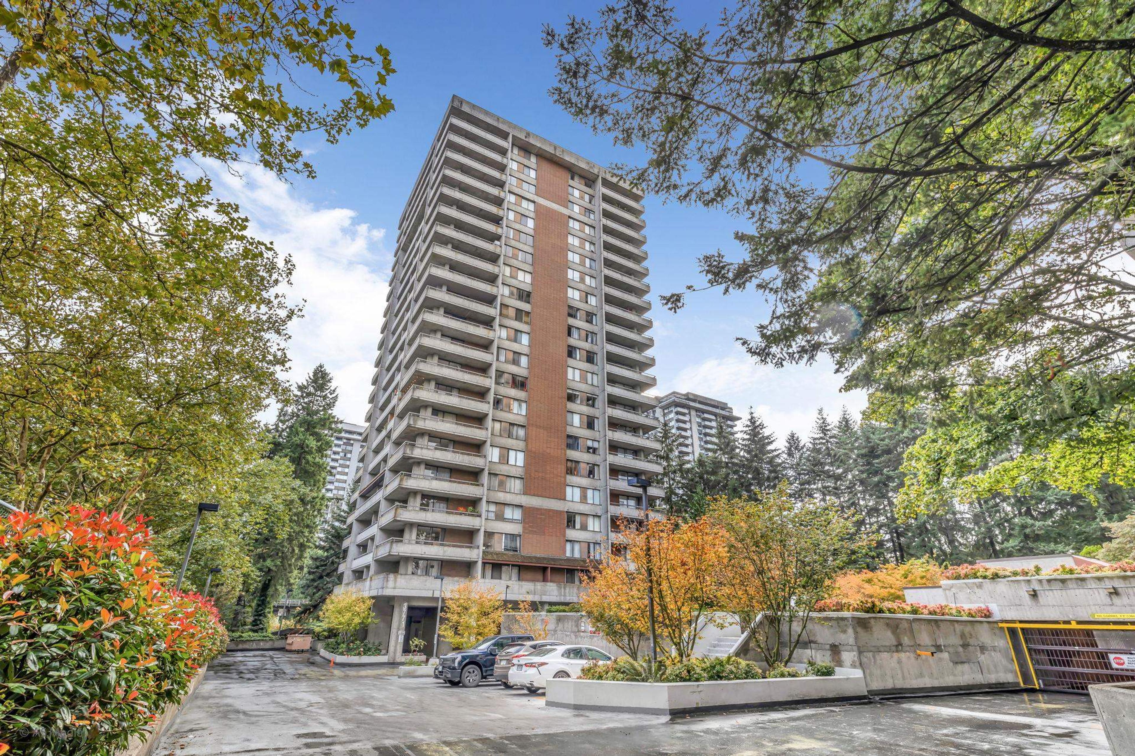 #2206 3771 BARTLETT COURT - Image 20