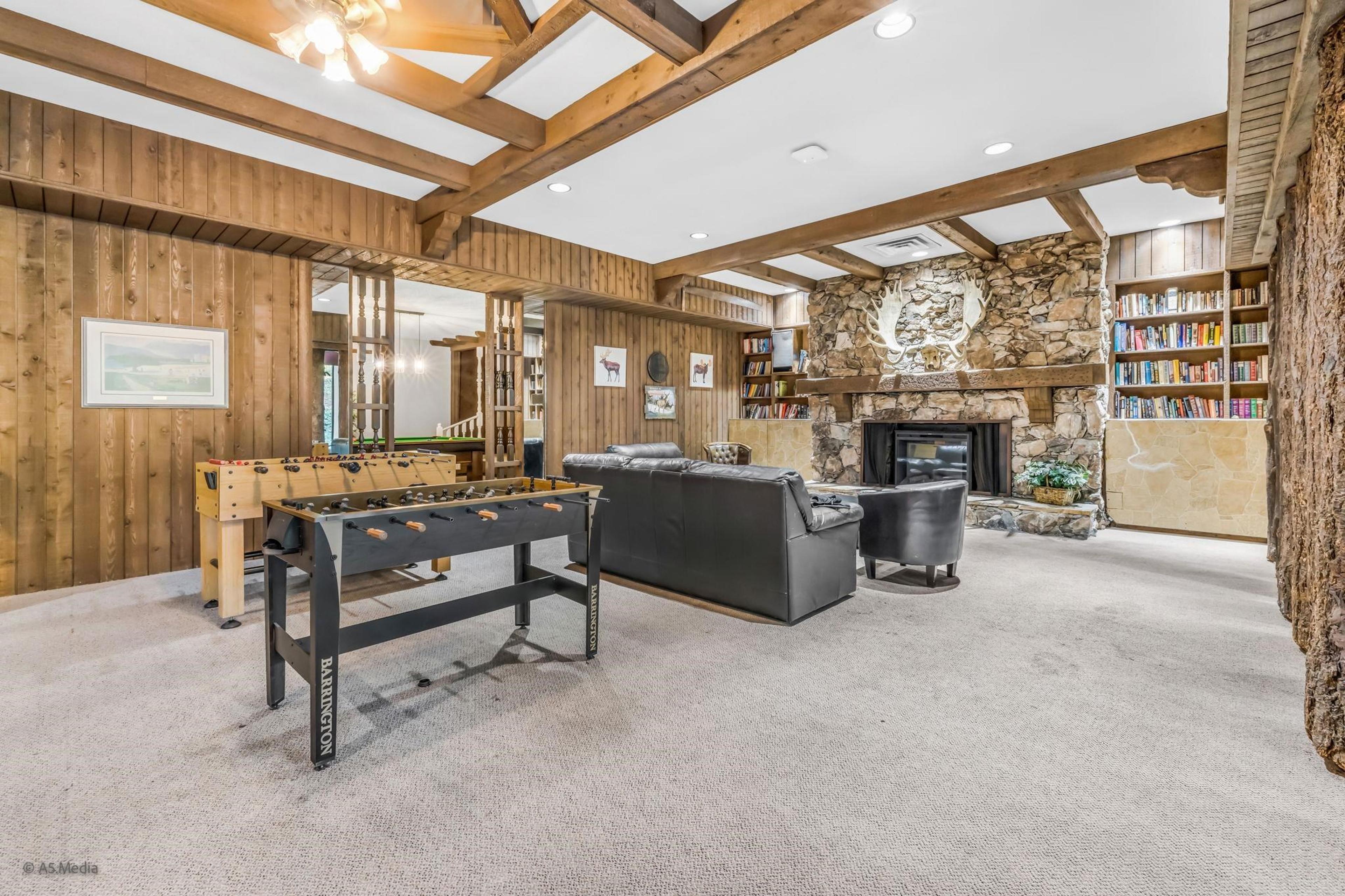 #2206 3771 BARTLETT COURT - Image 18