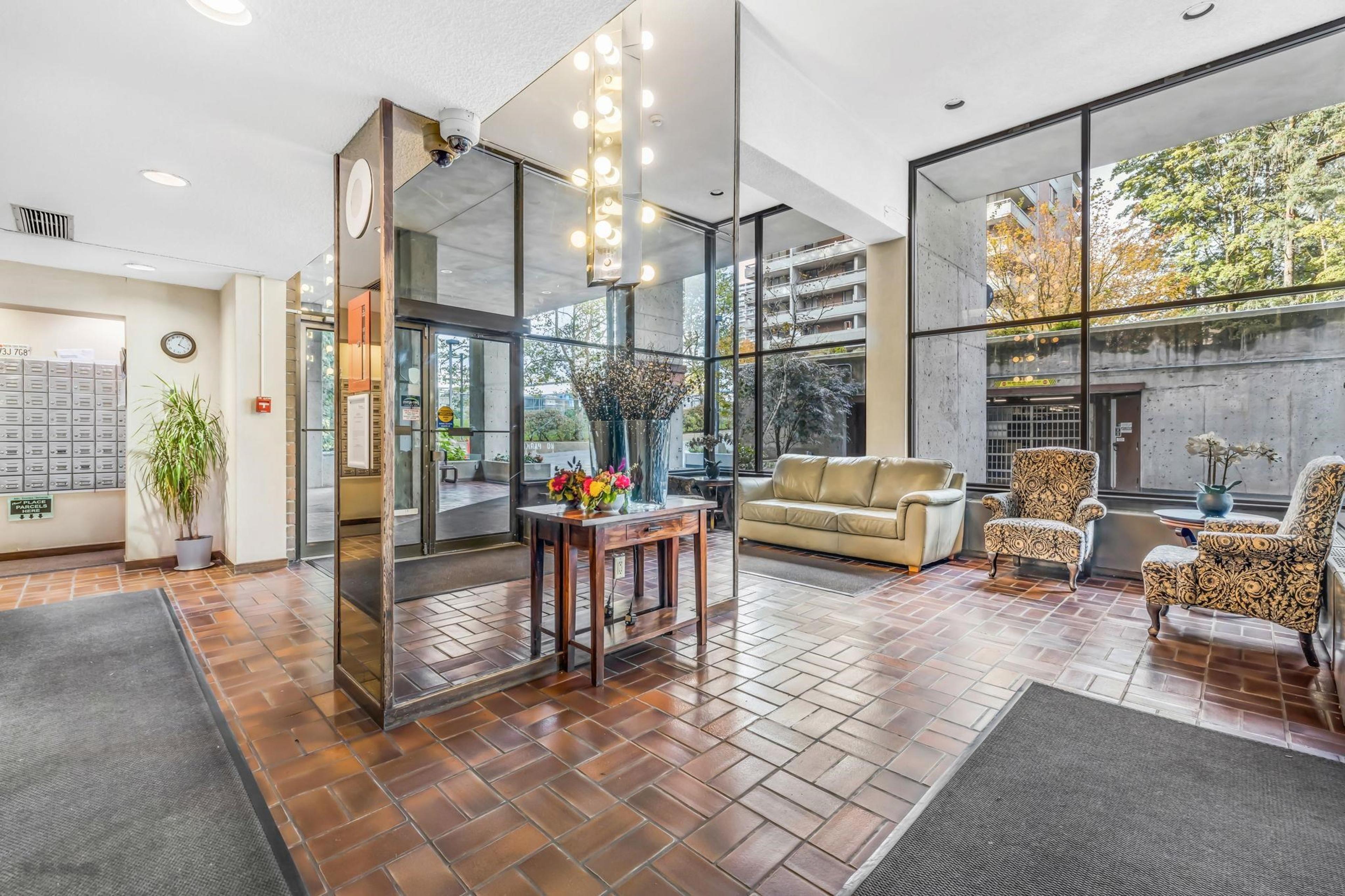 #2206 3771 BARTLETT COURT - Image 19