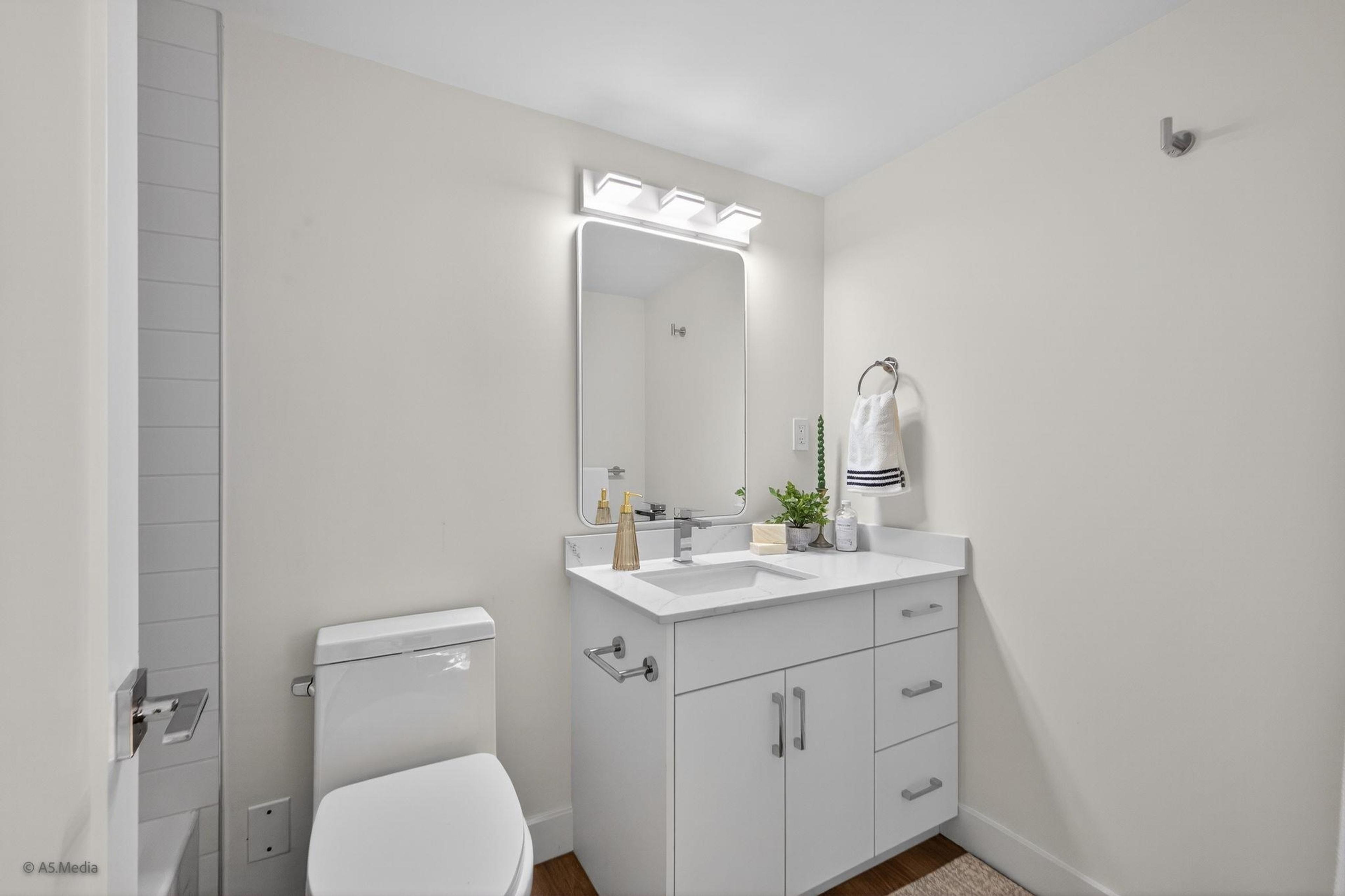 #2206 3771 BARTLETT COURT - Image 8