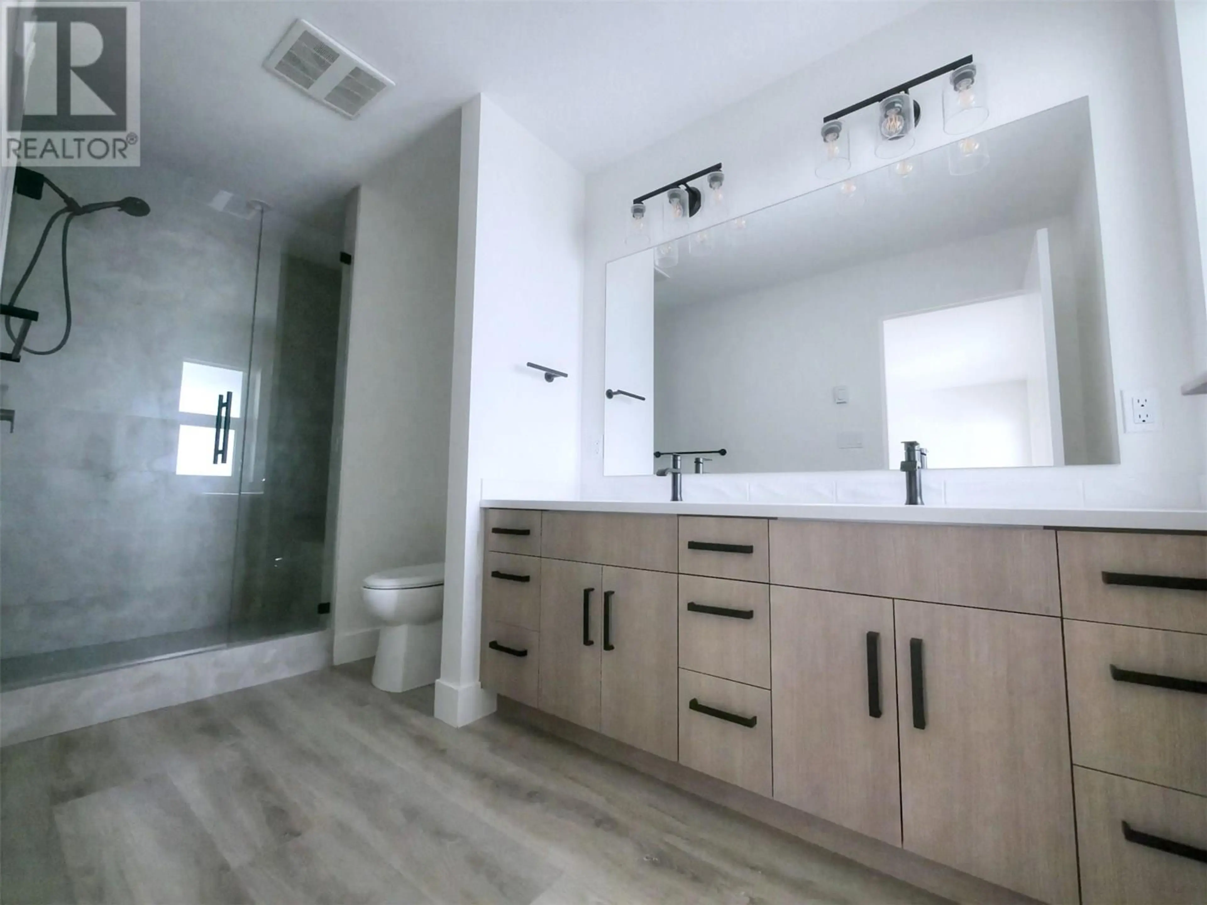 Property at #3 88 NELSON AVENUE S, Nakusp, BC