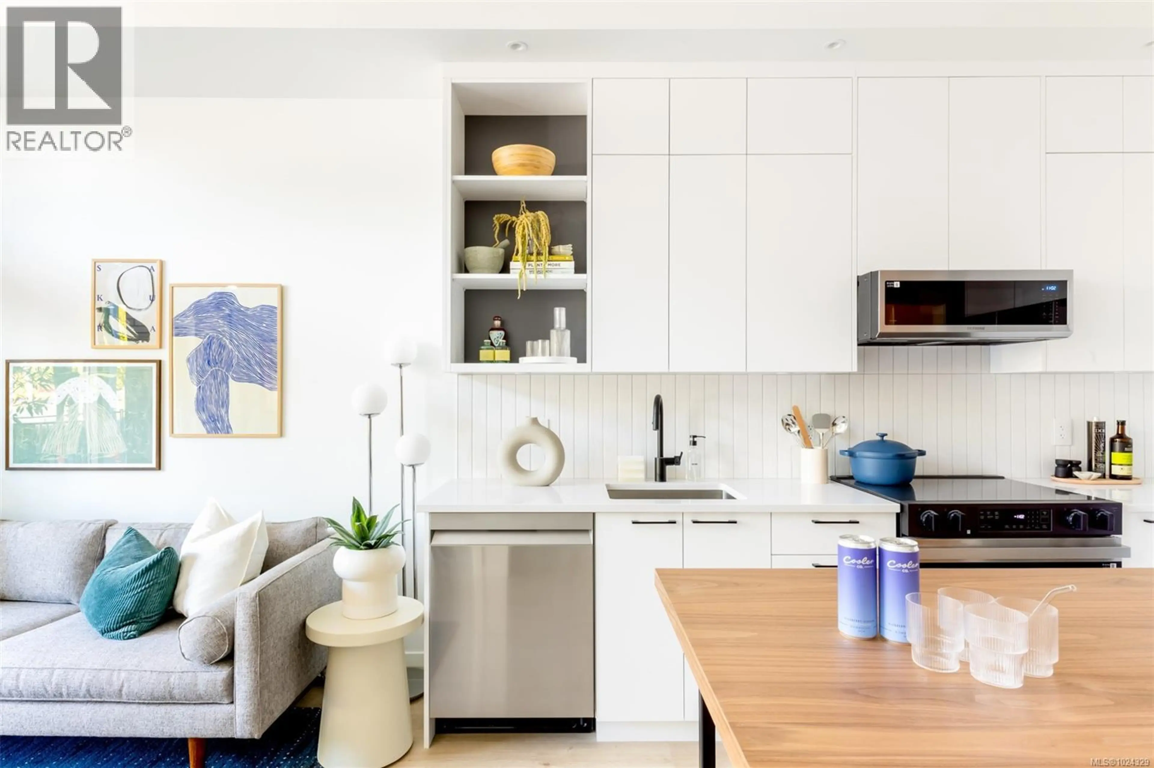 Property at #304 1075 TILLICUM RD, Esquimalt, BC