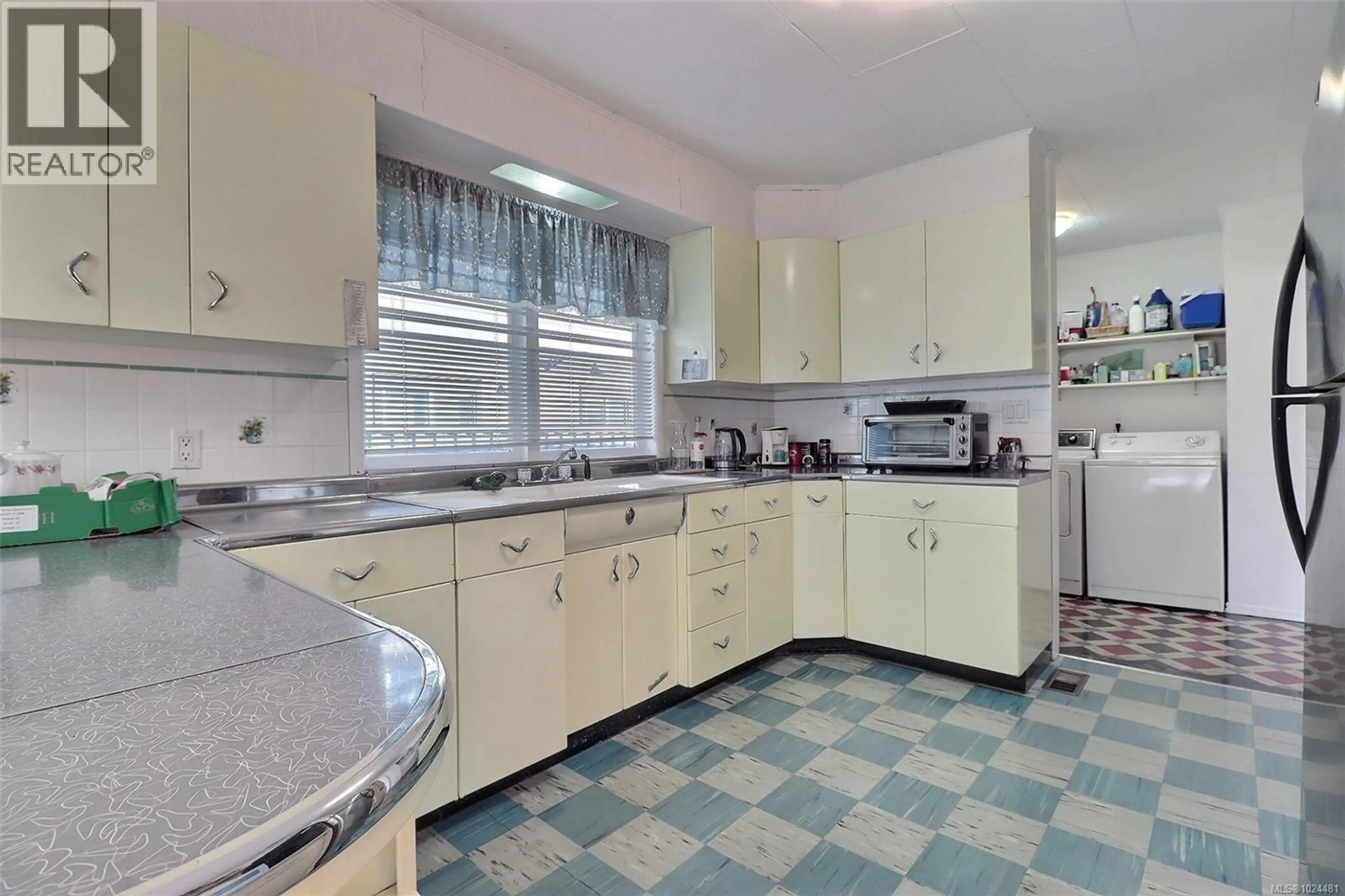 Property at 692 5TH ST, Courtenay, BC