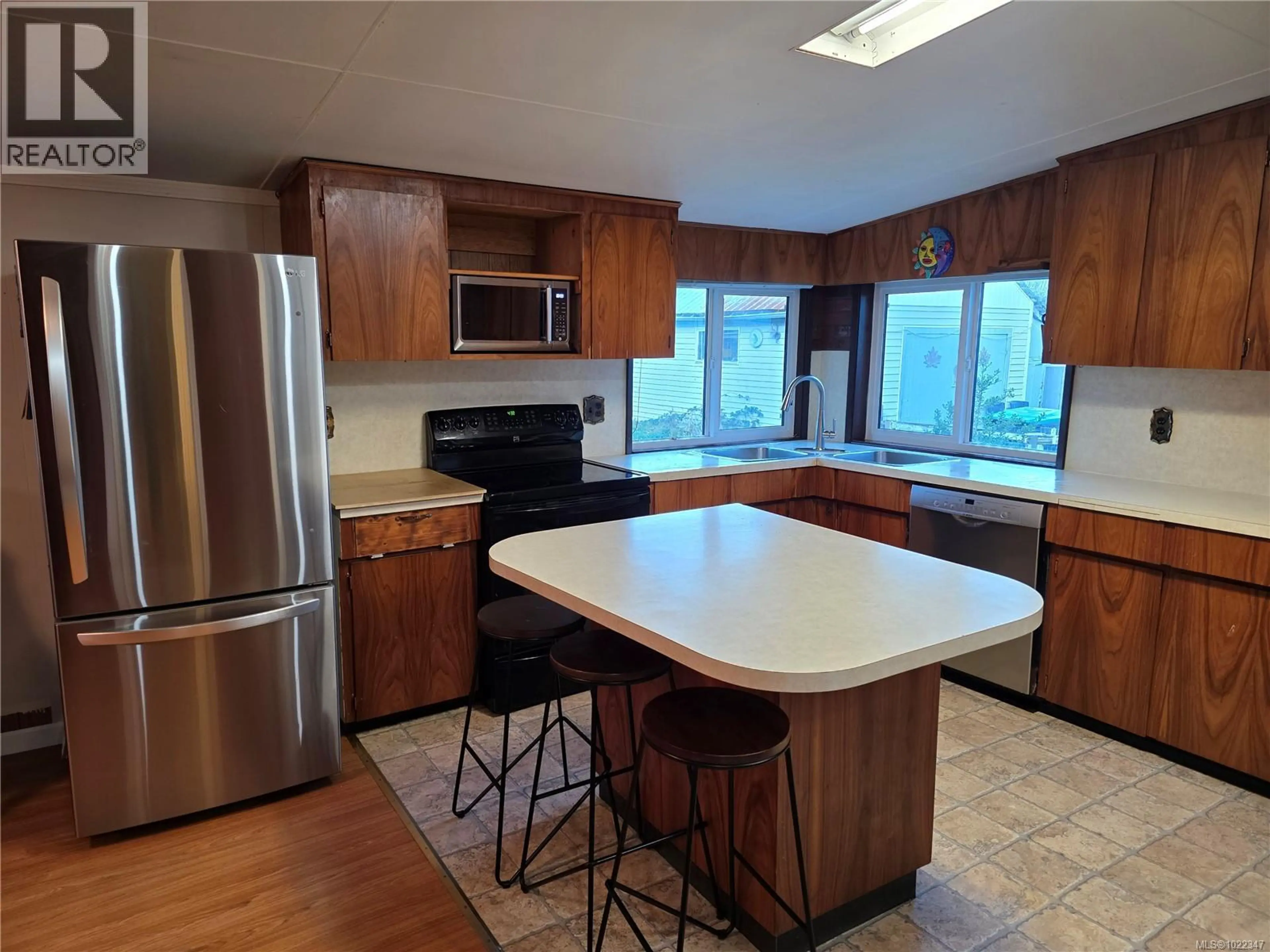 Property at 2114 MCKENZIE AVE, Comox, BC