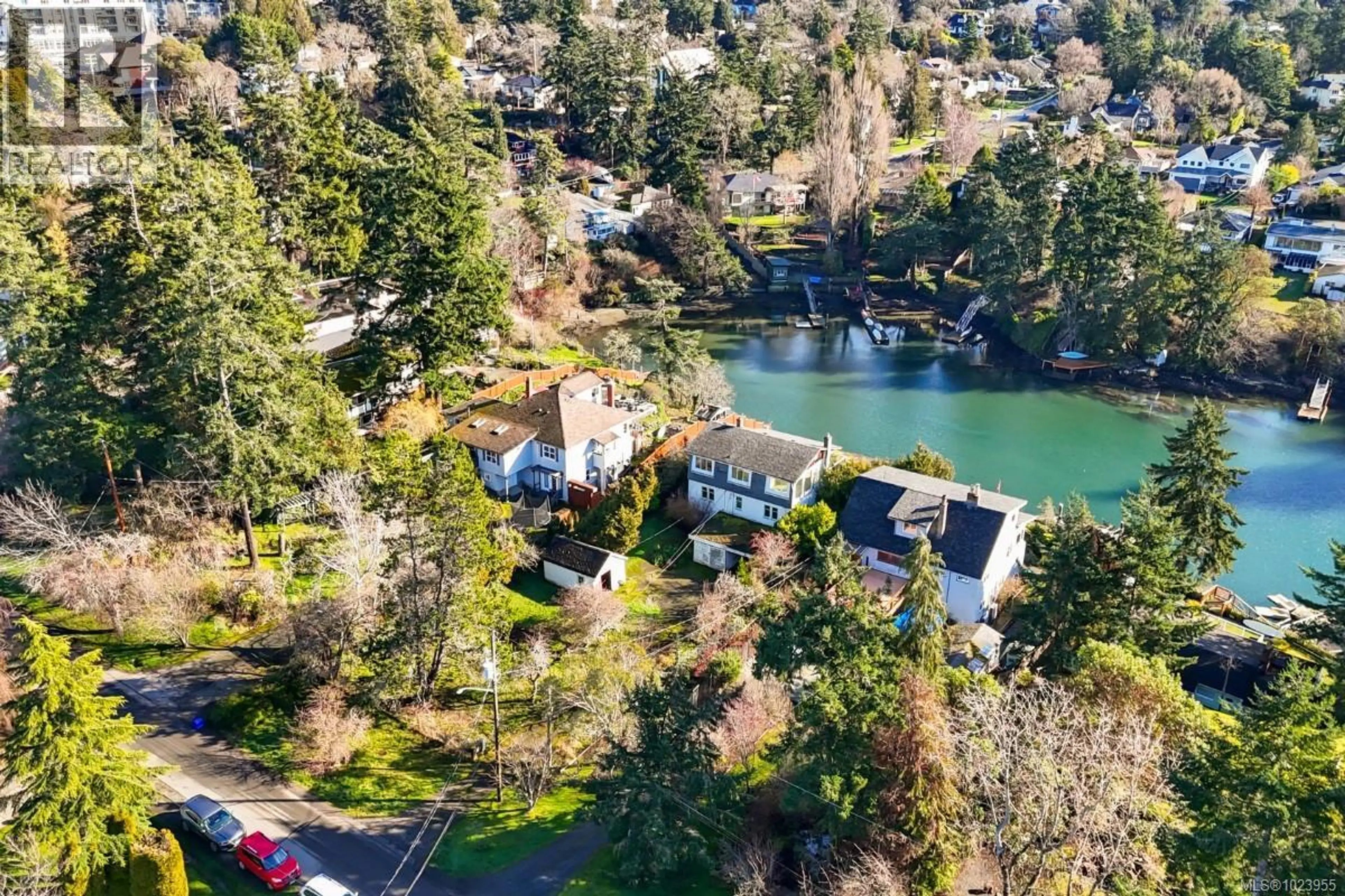 Property at 304 BESSBOROUGH AVE, View Royal, BC