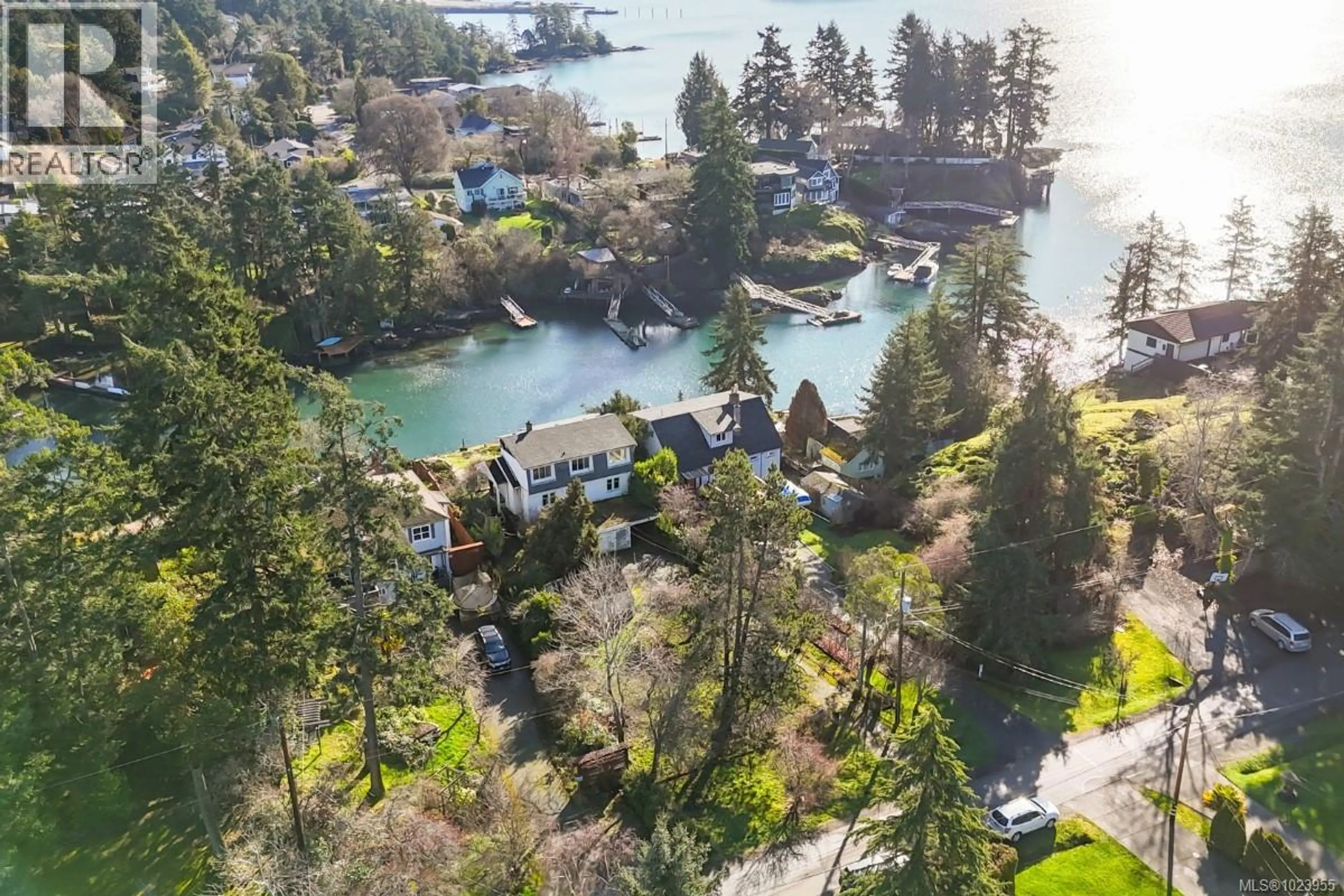 Property at 304 BESSBOROUGH AVE, View Royal, BC