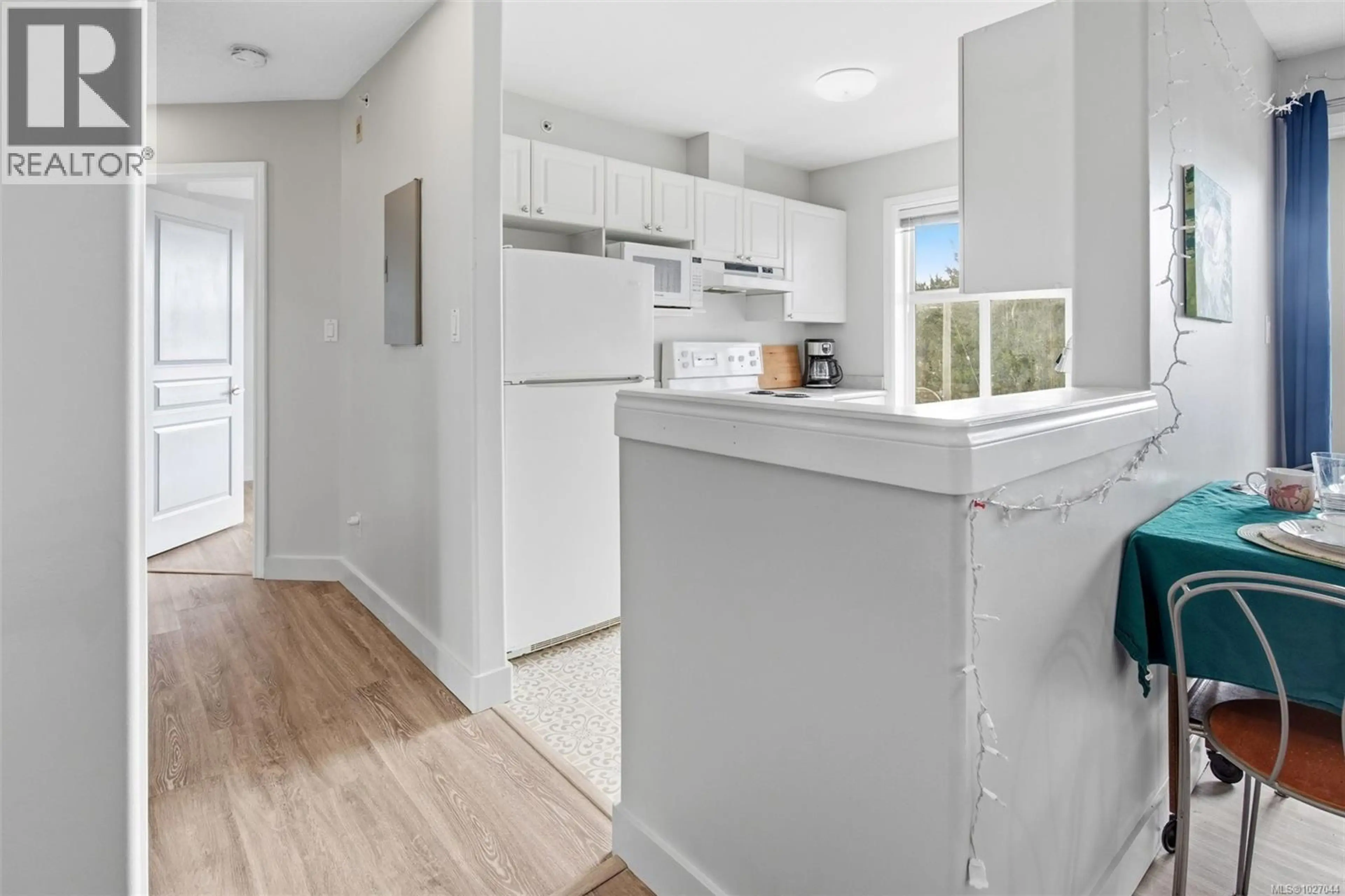 Property at #403 1580 CHRISTMAS AVE, Saanich, BC