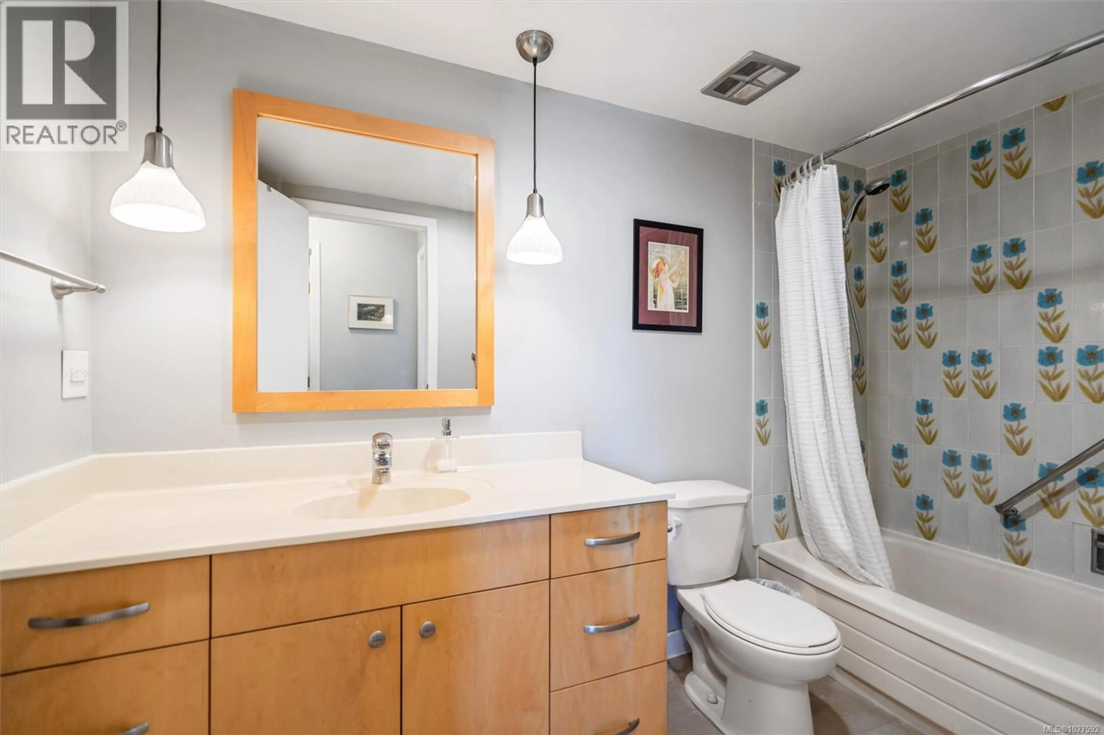 Property at #301 1725 CEDAR HILL CROSS RD, Saanich, BC