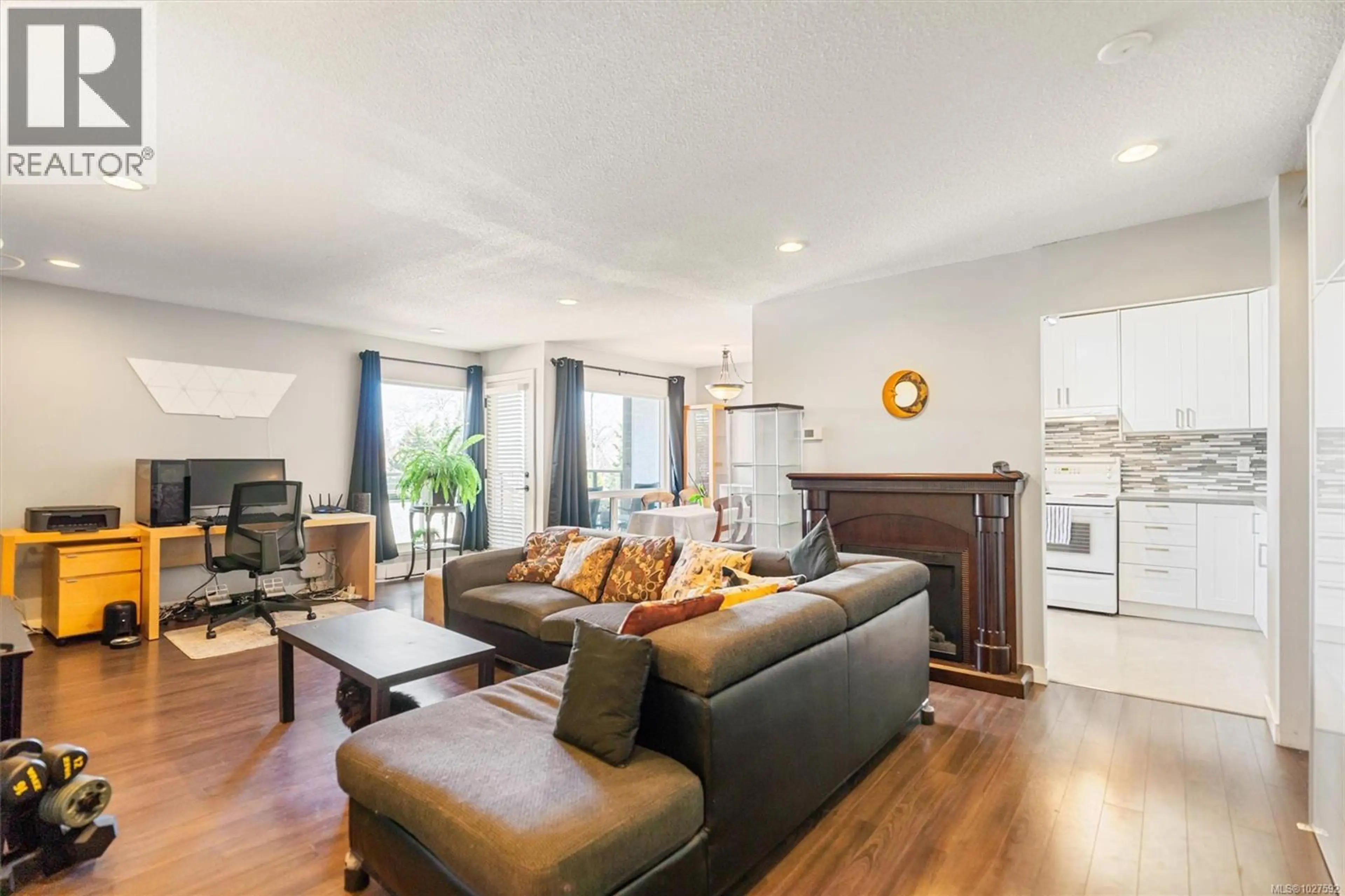 Property at #301 1725 CEDAR HILL CROSS RD, Saanich, BC