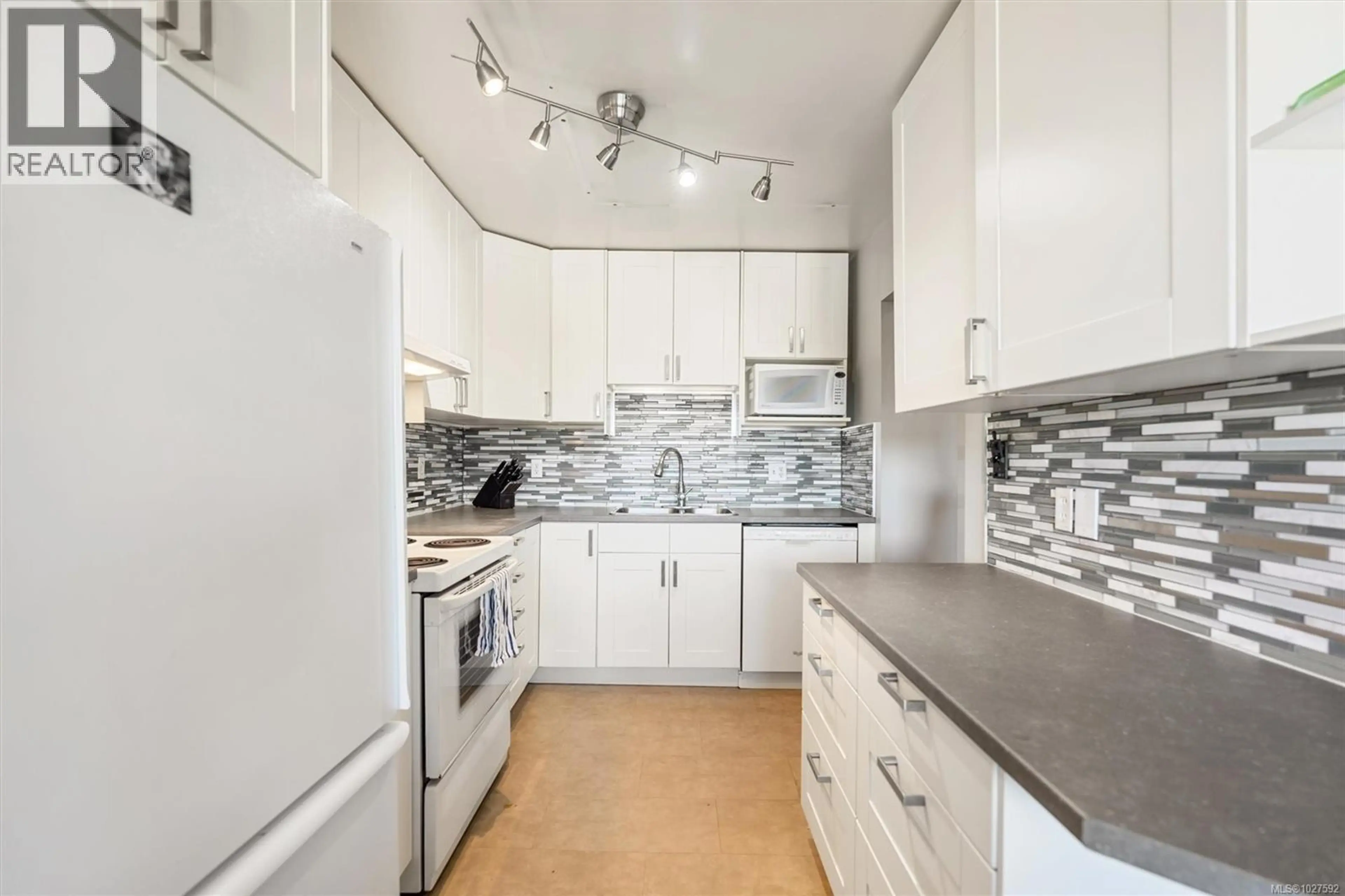 Property at #301 1725 CEDAR HILL CROSS RD, Saanich, BC