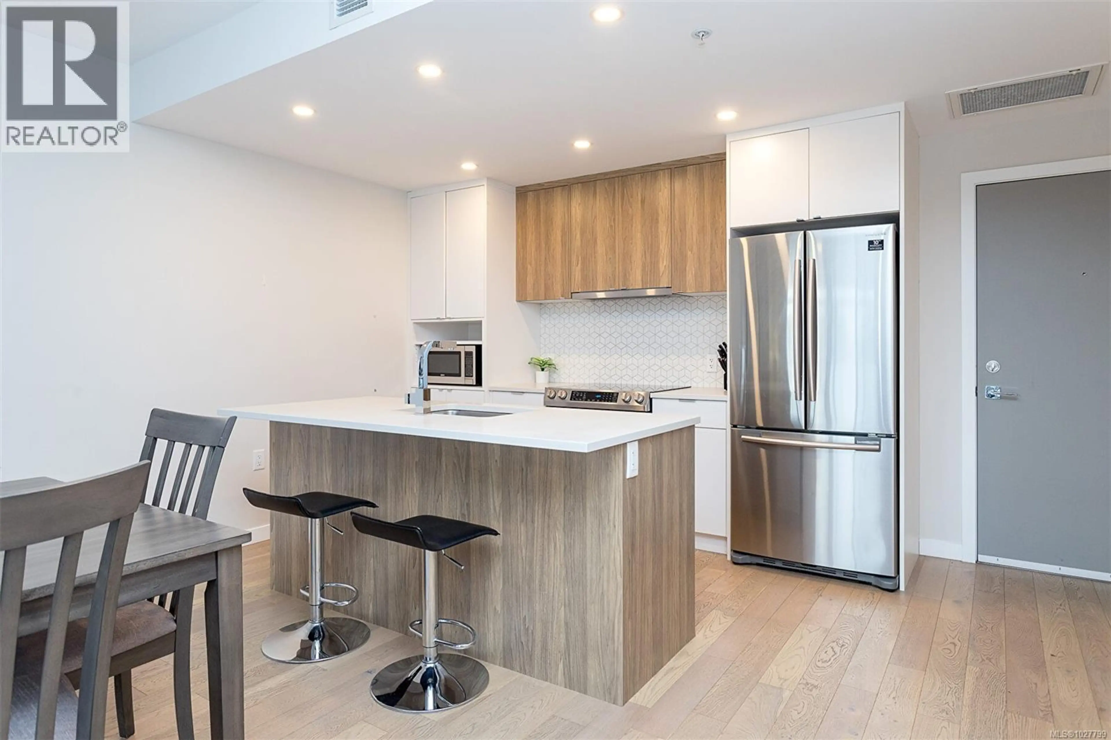 Property at #209 881 SHORT ST, Saanich, BC