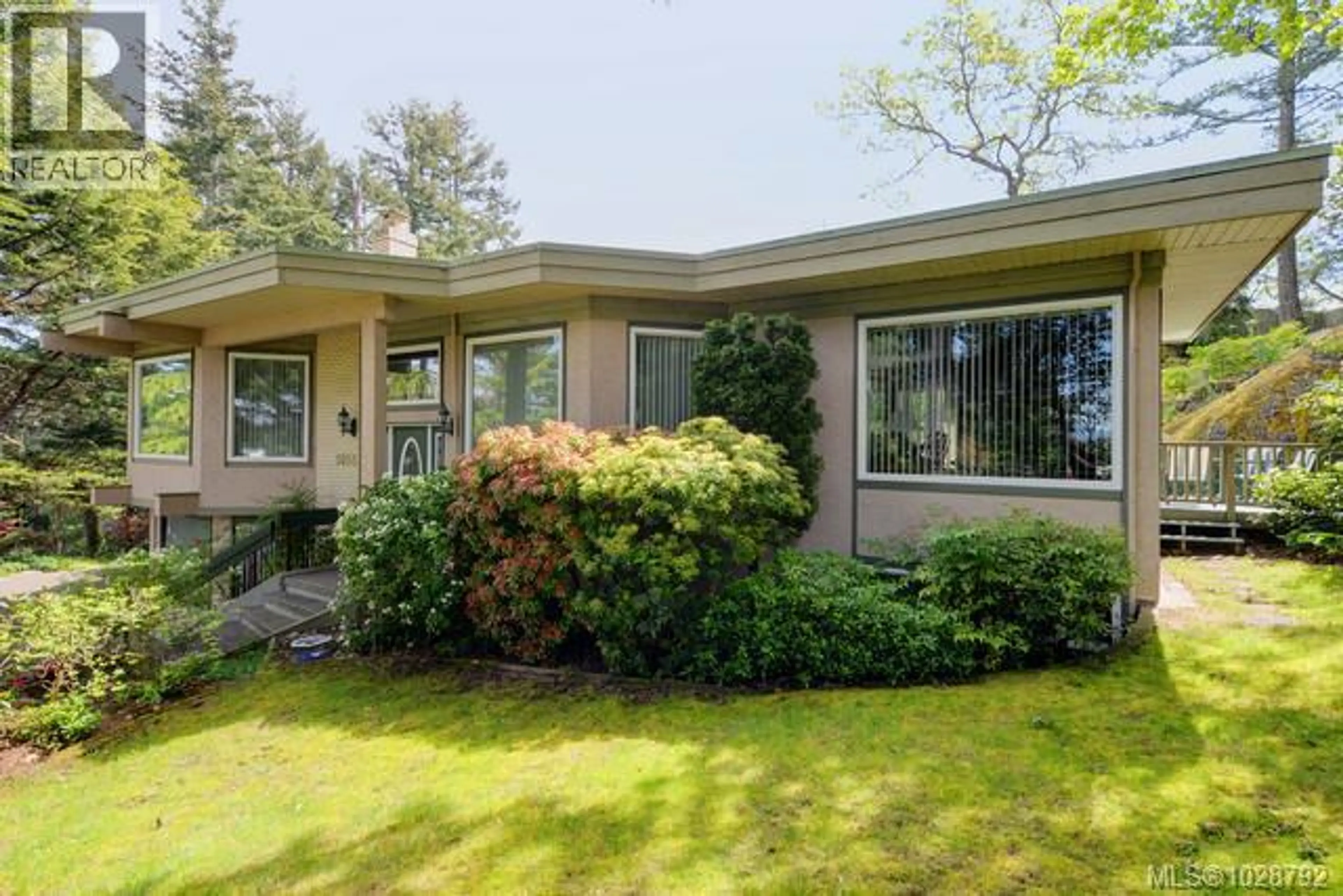 Property at 1055 THISTLEWOOD DR, Saanich, BC