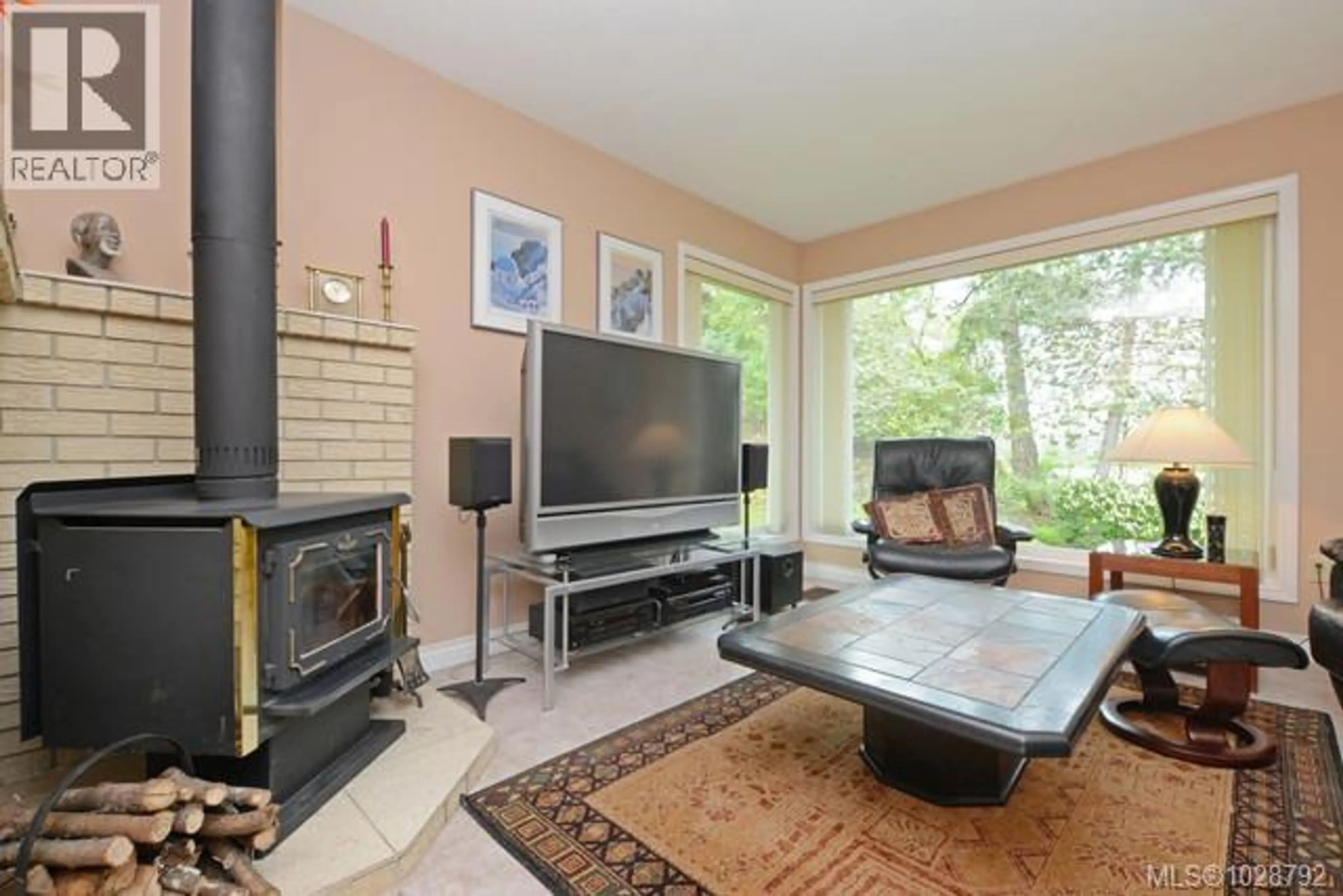 Property at 1055 THISTLEWOOD DR, Saanich, BC