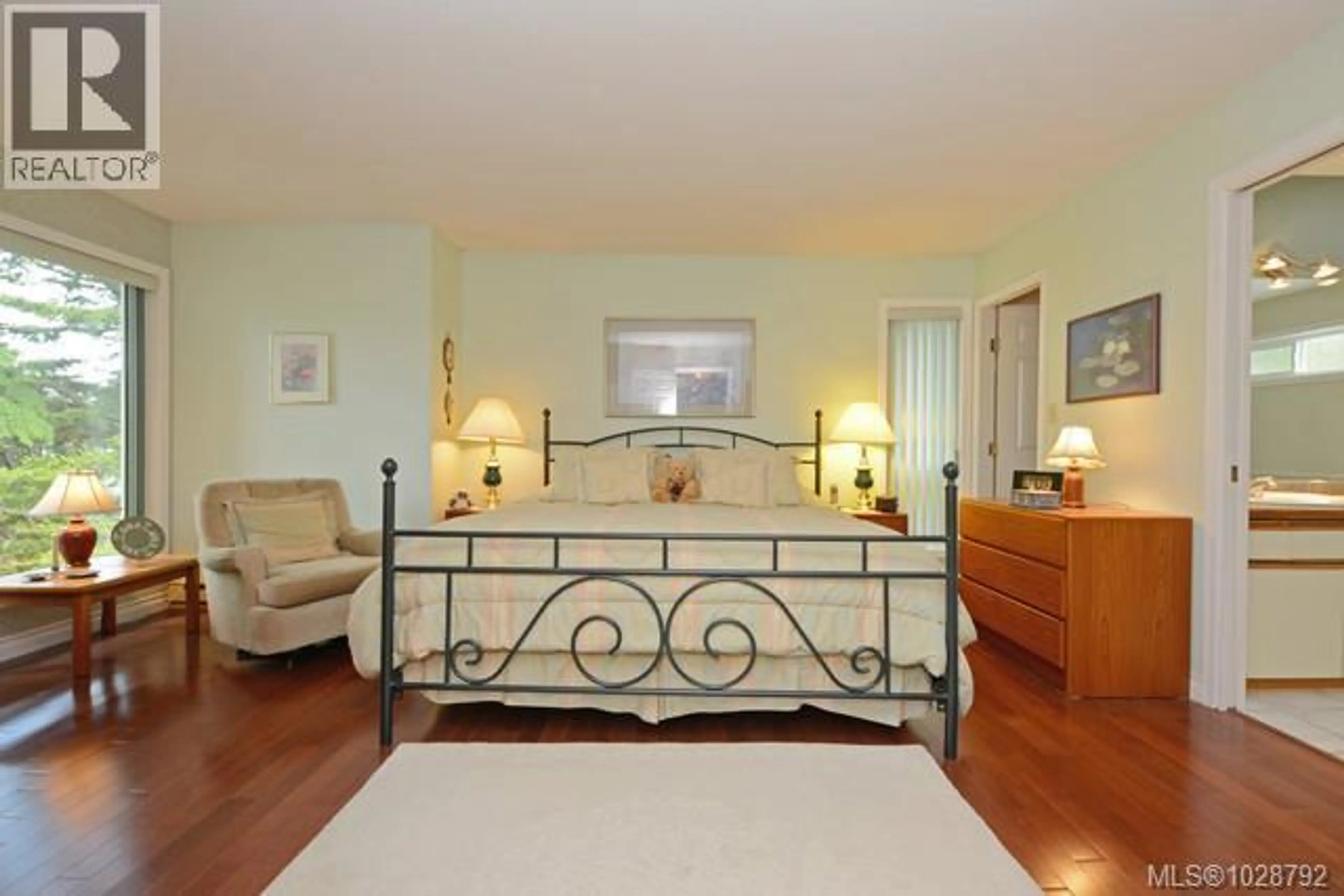 Property at 1055 THISTLEWOOD DR, Saanich, BC