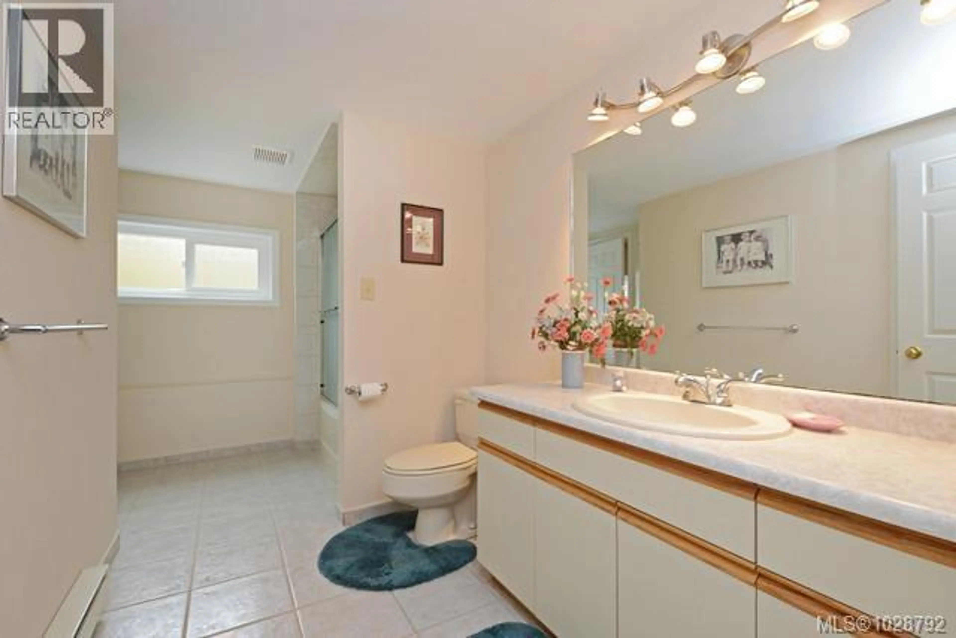 Property at 1055 THISTLEWOOD DR, Saanich, BC