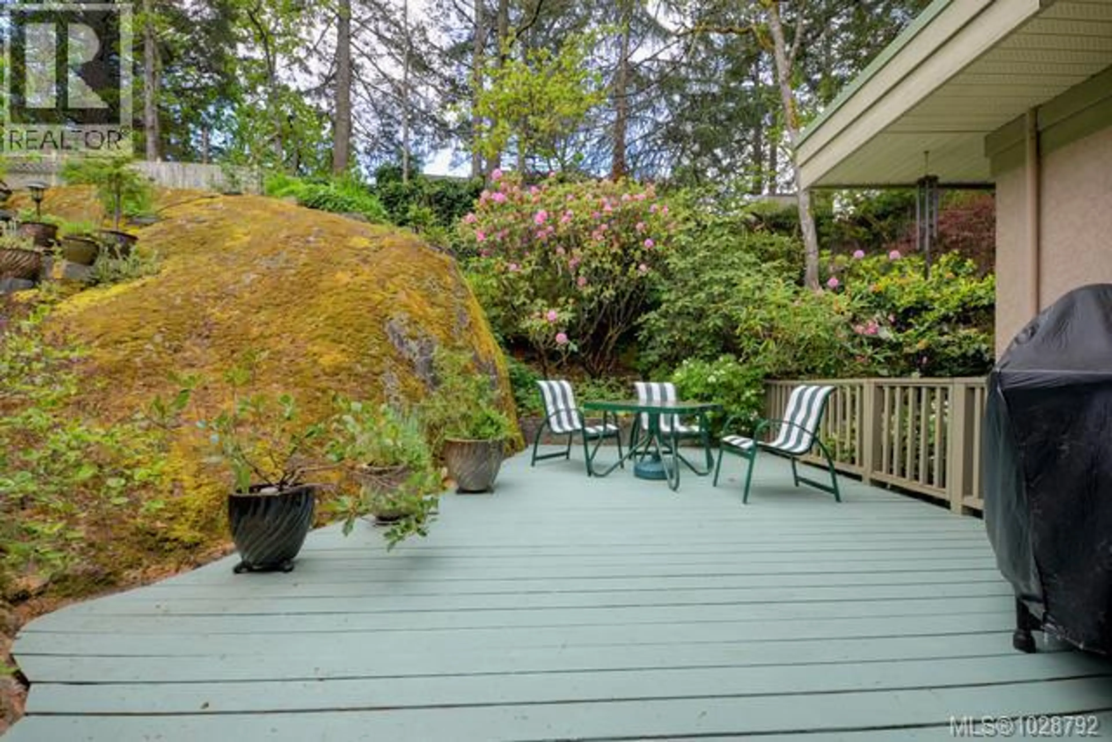 Property at 1055 THISTLEWOOD DR, Saanich, BC