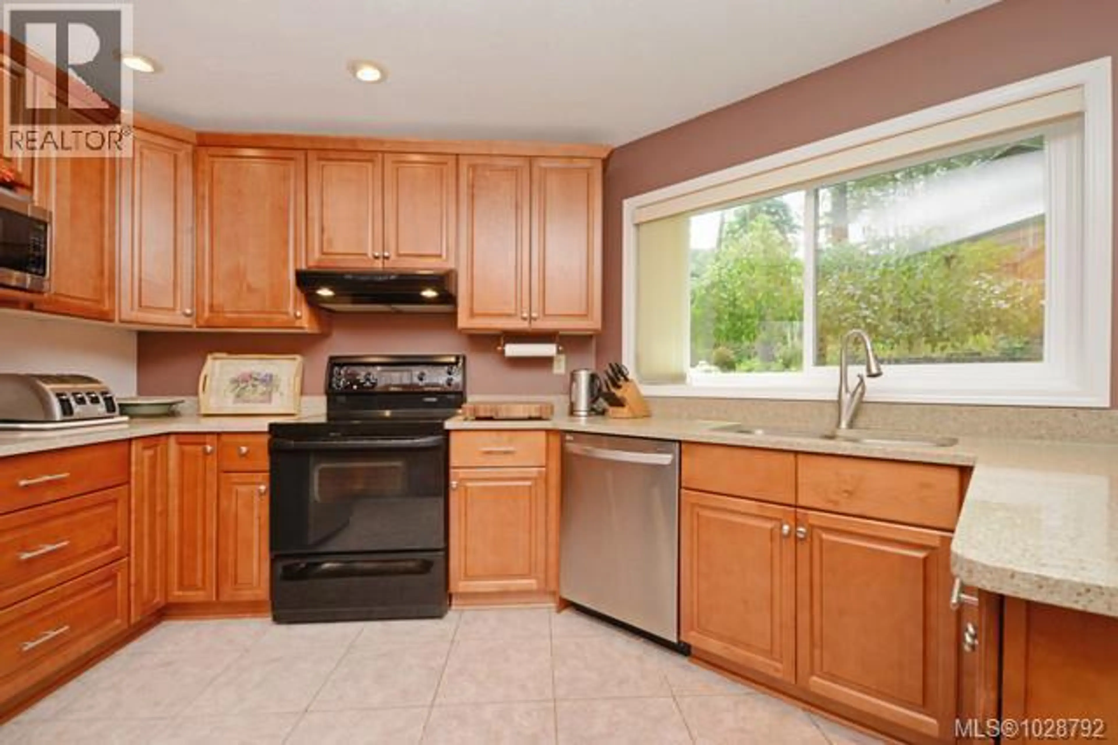 Property at 1055 THISTLEWOOD DR, Saanich, BC