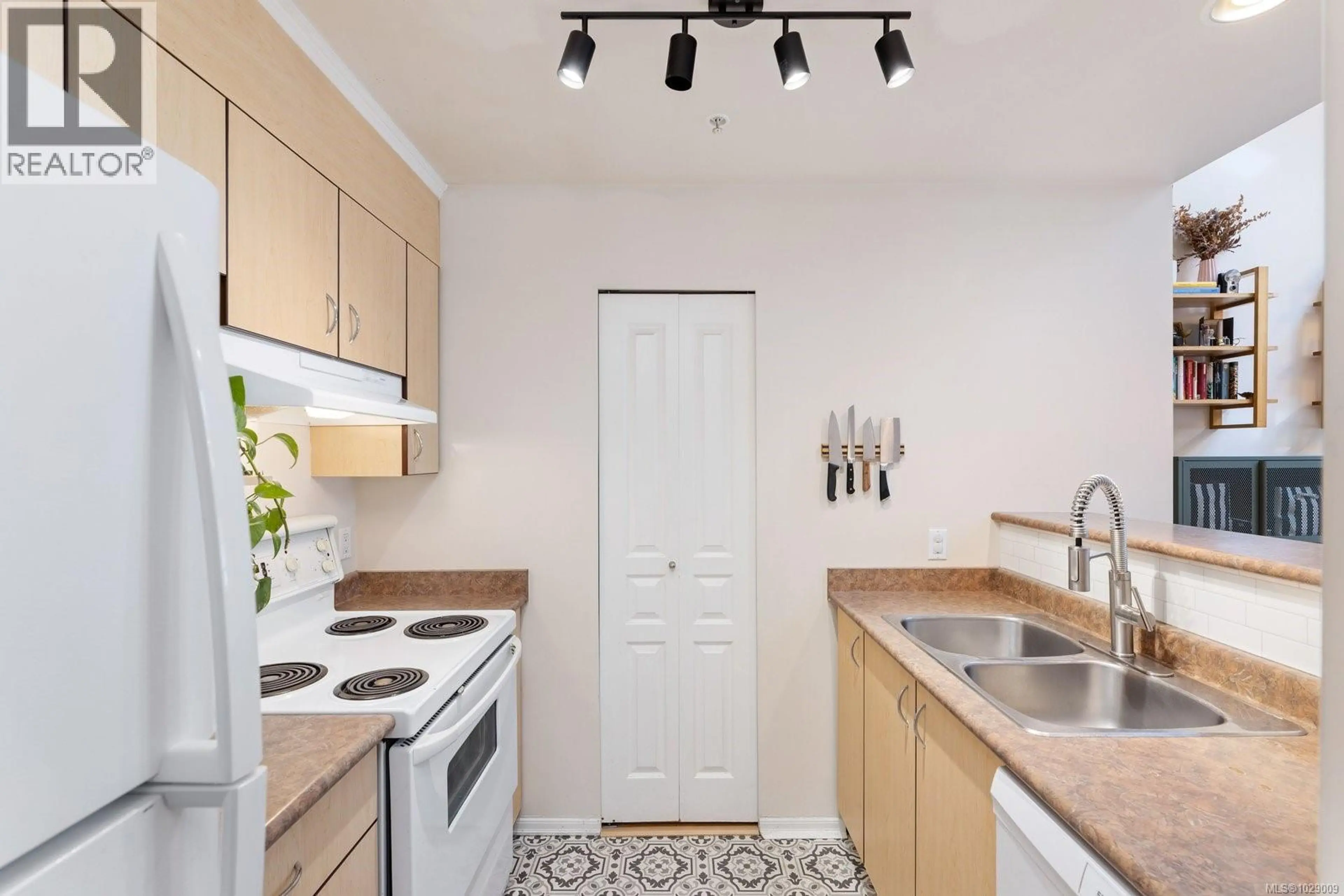 Property at #402 1015 JOHNSON ST, Victoria, BC