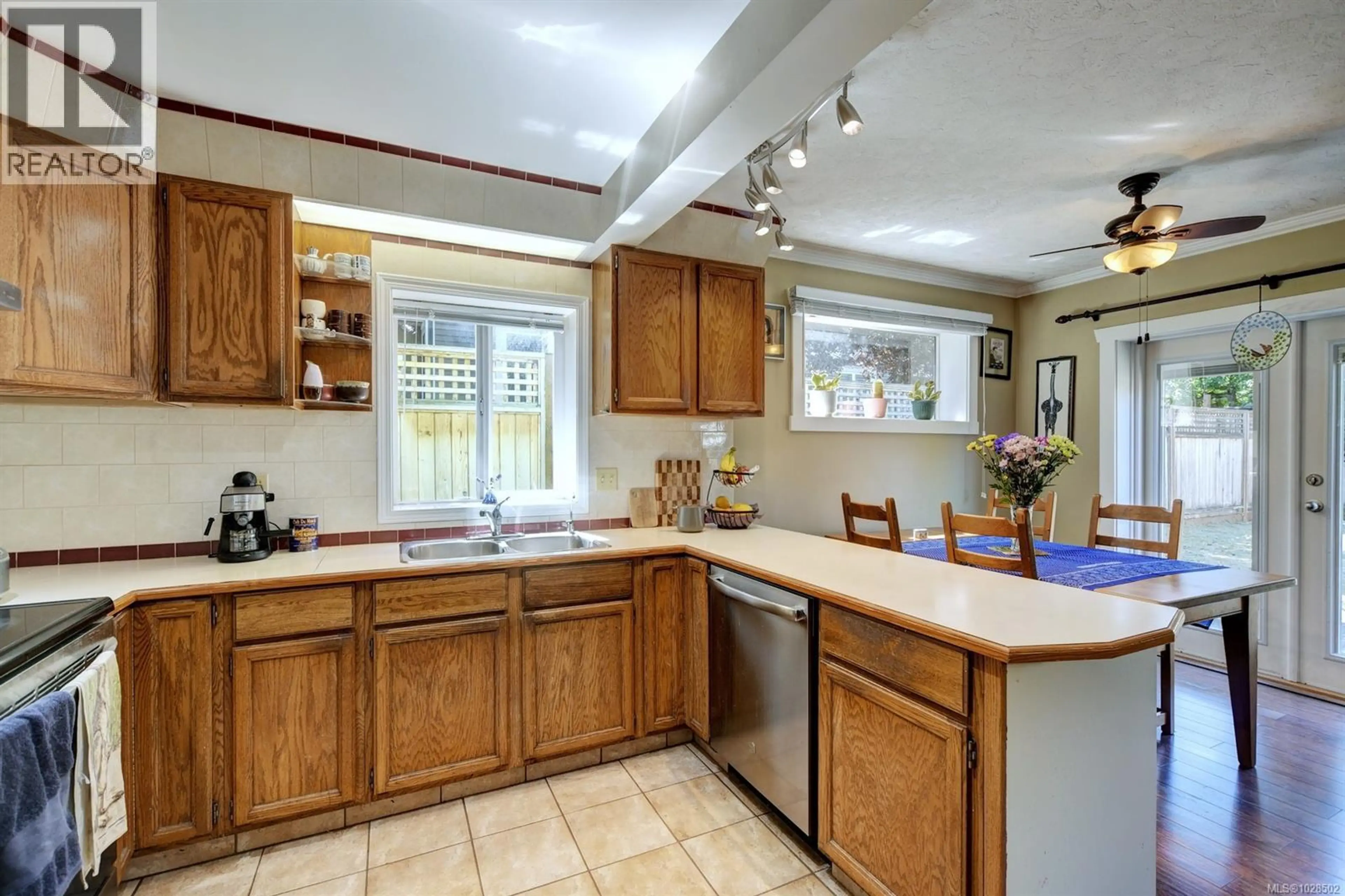 Property at 2112 SAYWARD ST, Victoria, BC