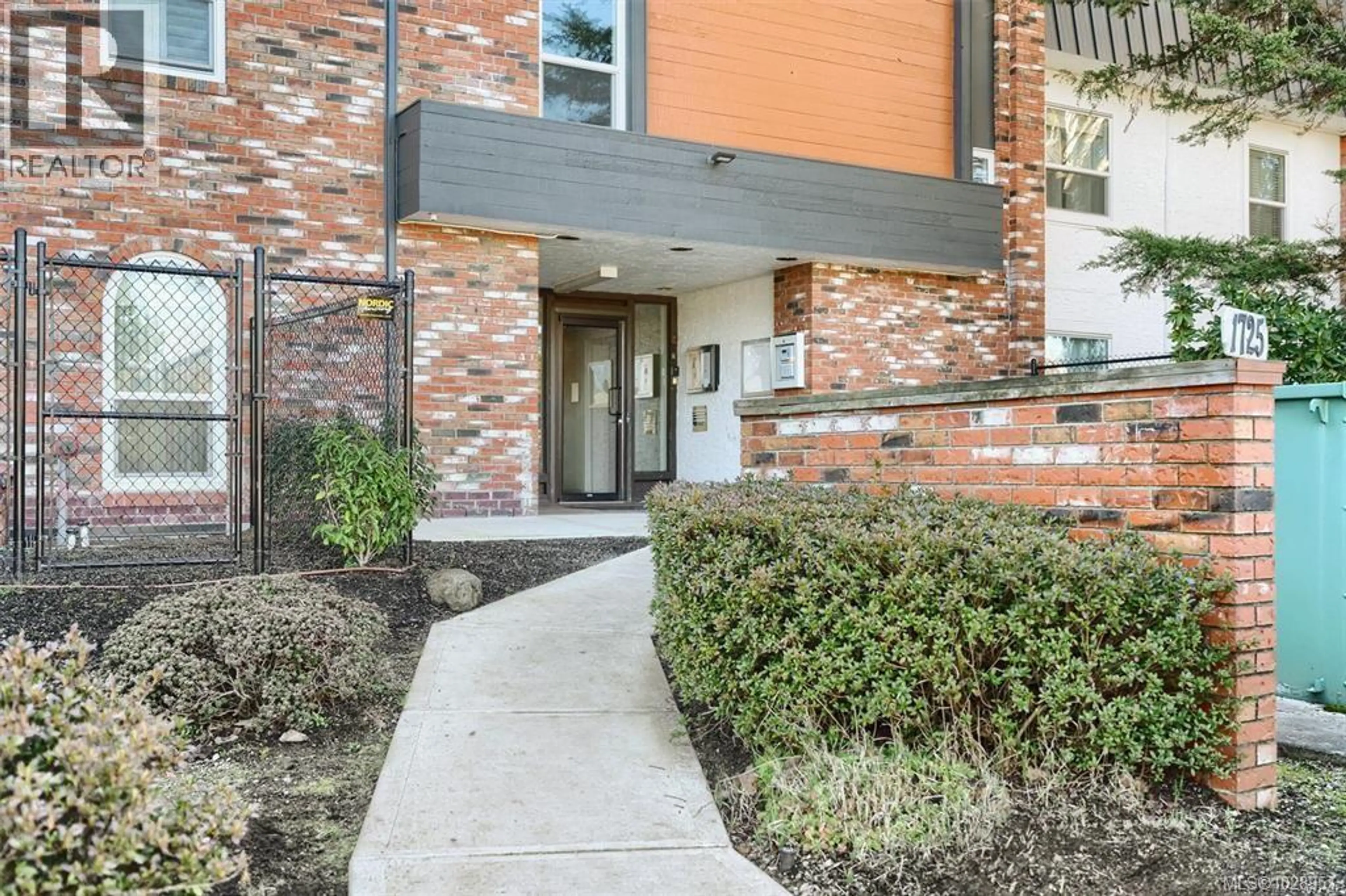 Property at #202 1725 CEDAR HILL CROSS RD, Saanich, BC