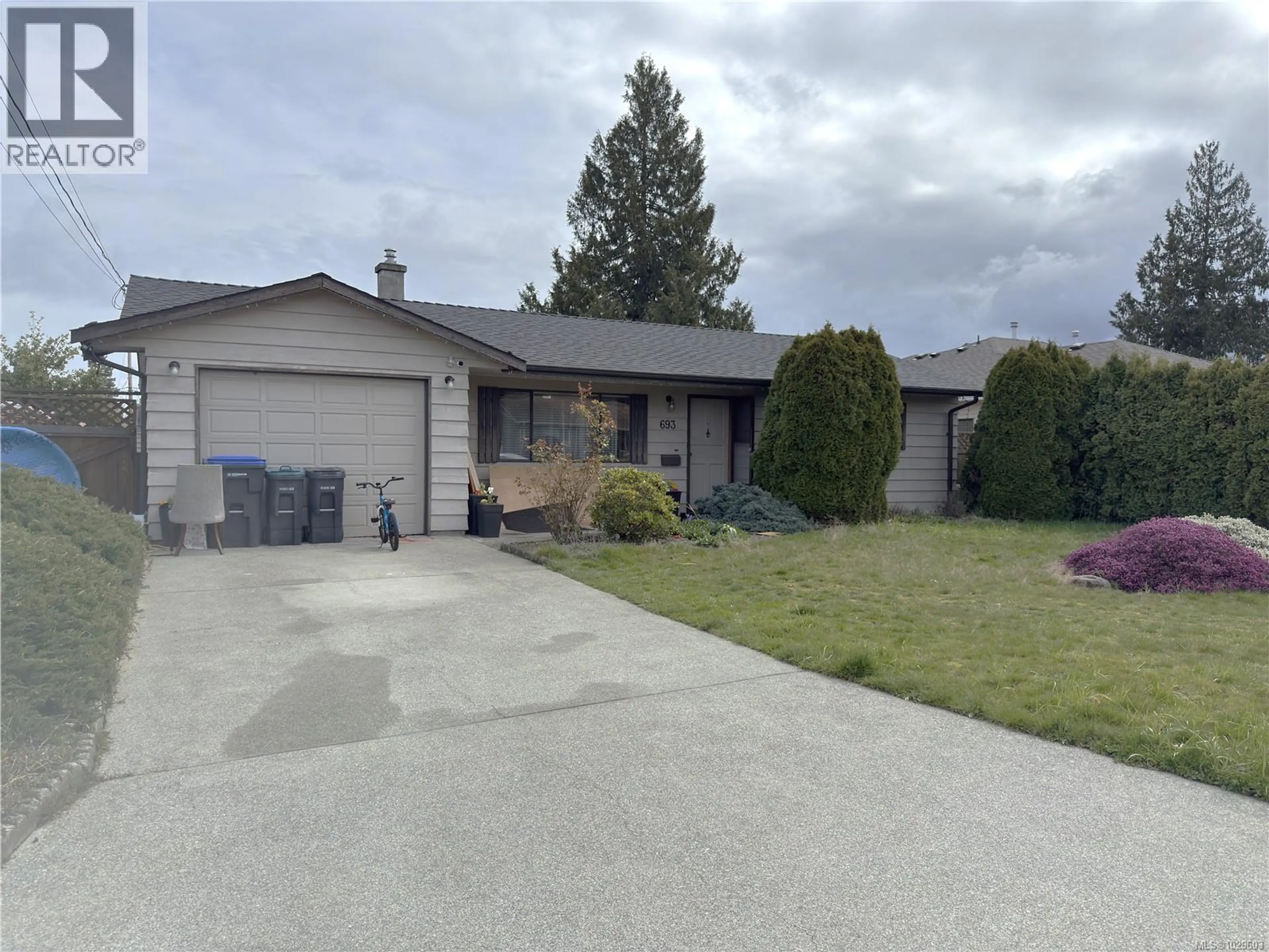 Property at 693 WEDGEWOOD CRES, Parksville, BC