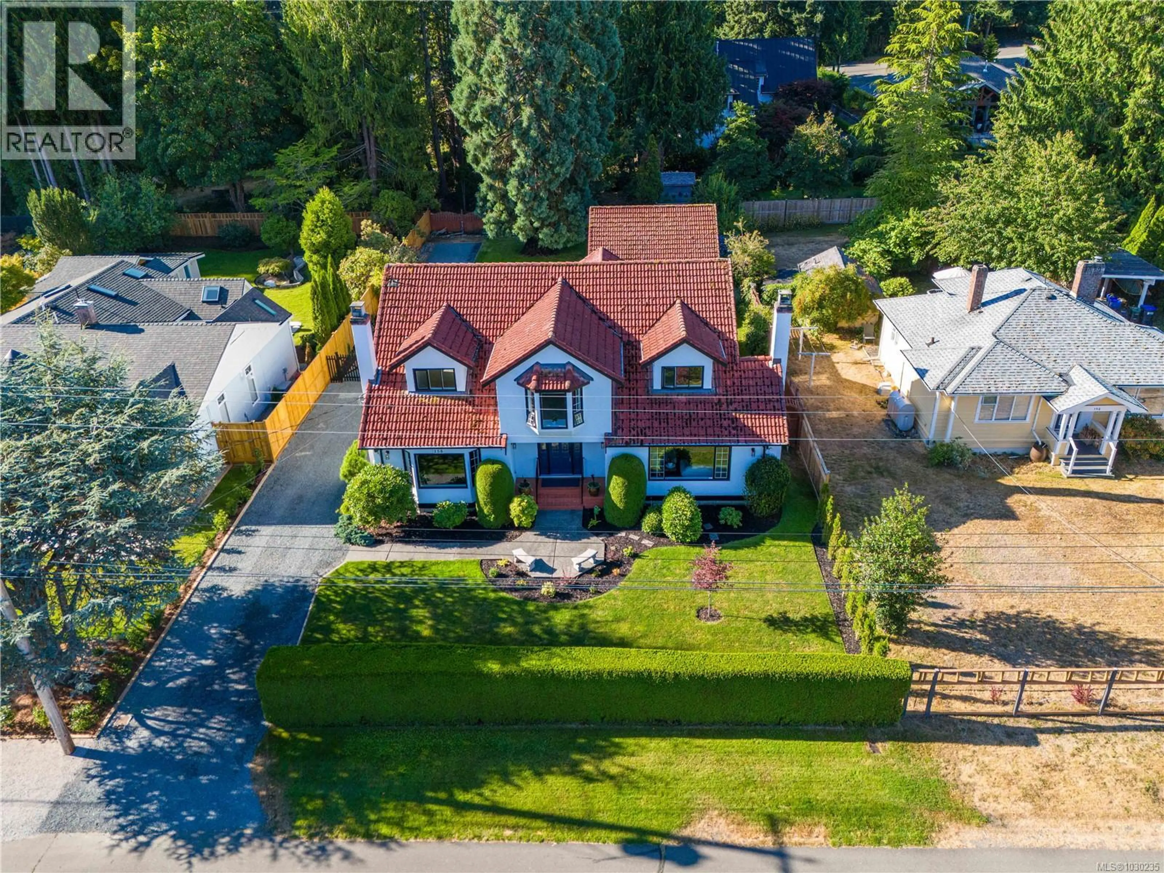 Property at 158 CRESCENT RD E, Qualicum Beach, BC