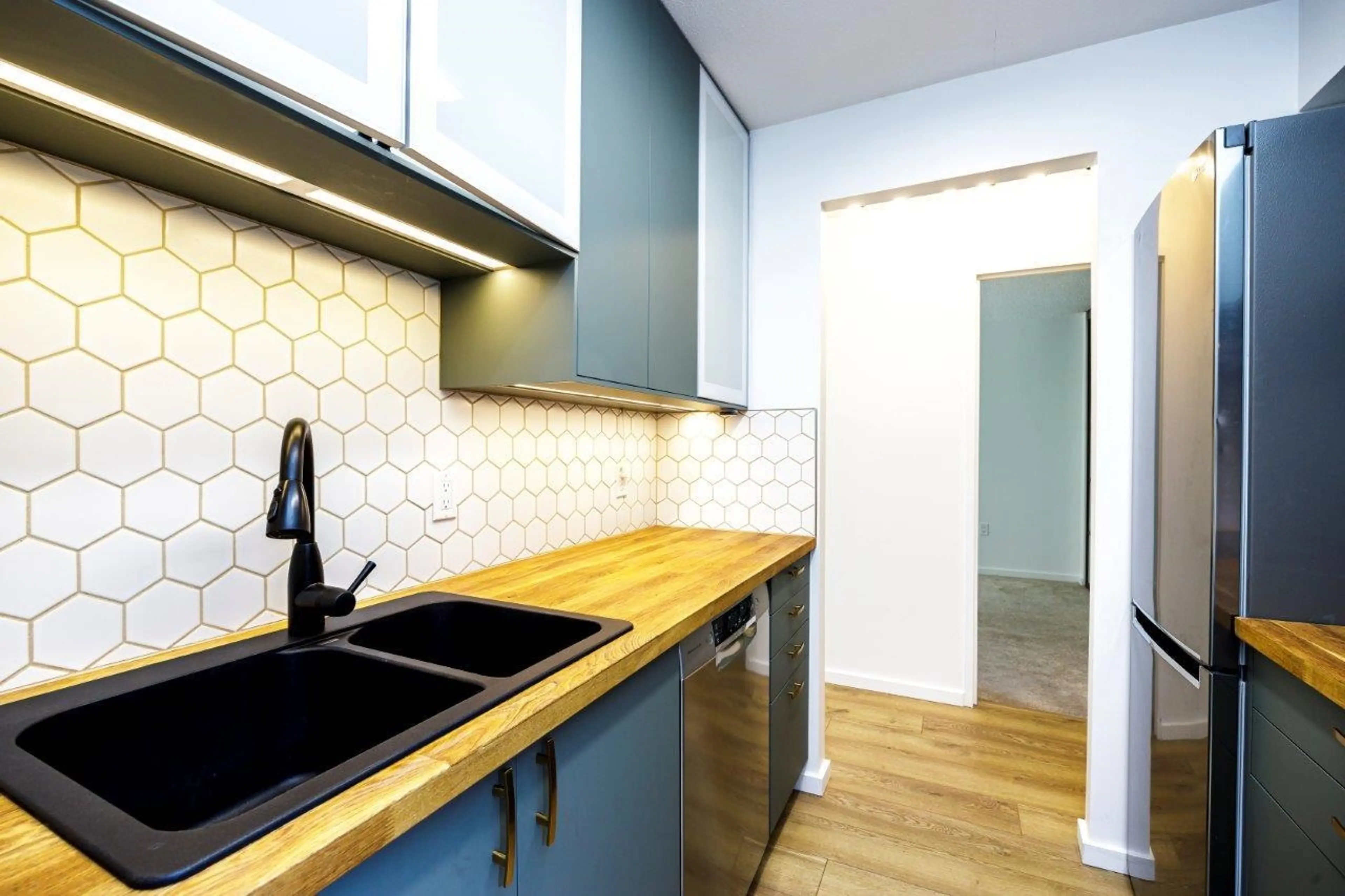 Property at #304 2008 FULLERTON AVENUE, North Vancouver, BC