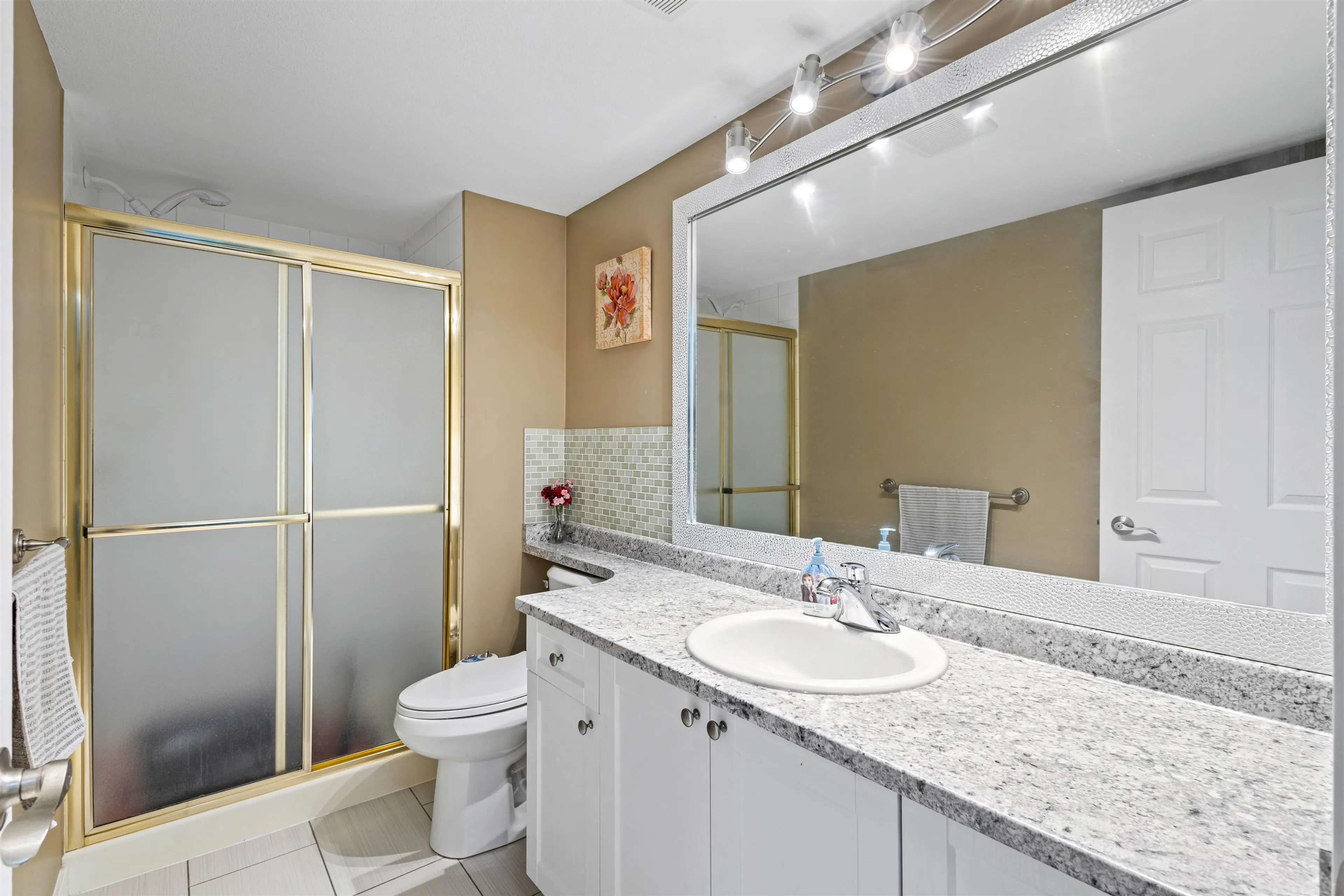 Property at #206 2526 LAKEVIEW CRESCENT, Abbotsford, BC